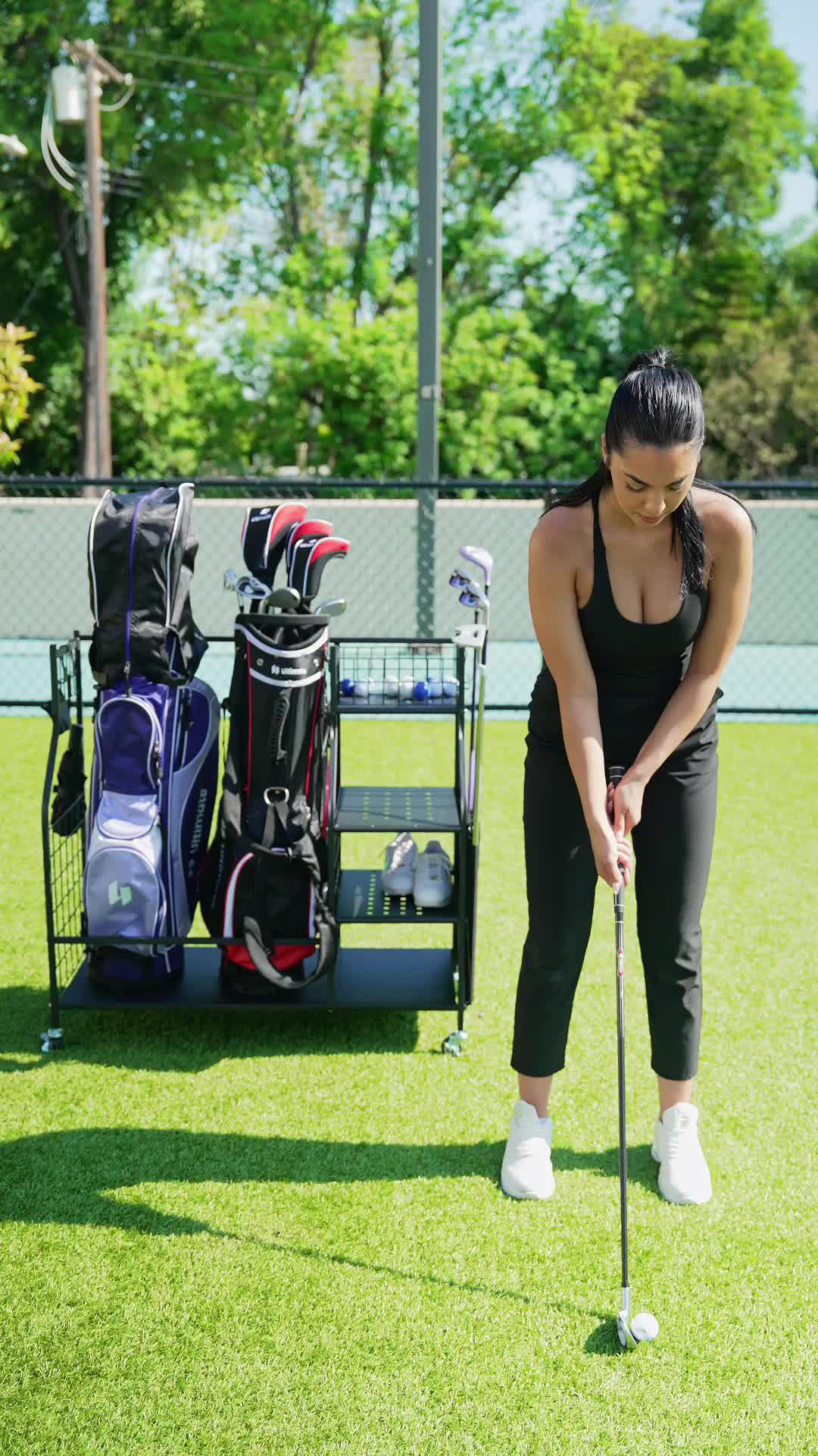 Mejora tu juego con un espacio organizado: ¡elegante estantería de almacenamiento para golf! 🏌️‍♂️🏠🌟 #ObjetivosEstanteDeGolf #RincónDelCaddie #TeeOrganizado #ConfiguraciónDeGolfEnCasa #GurúDelEquipoDeGolf