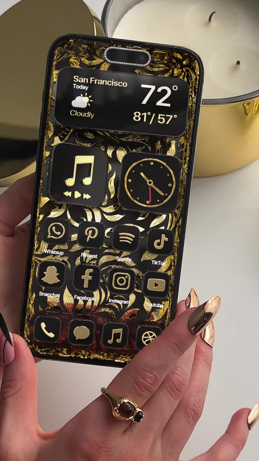 Set exclusive widgets & themes for your iPhone!