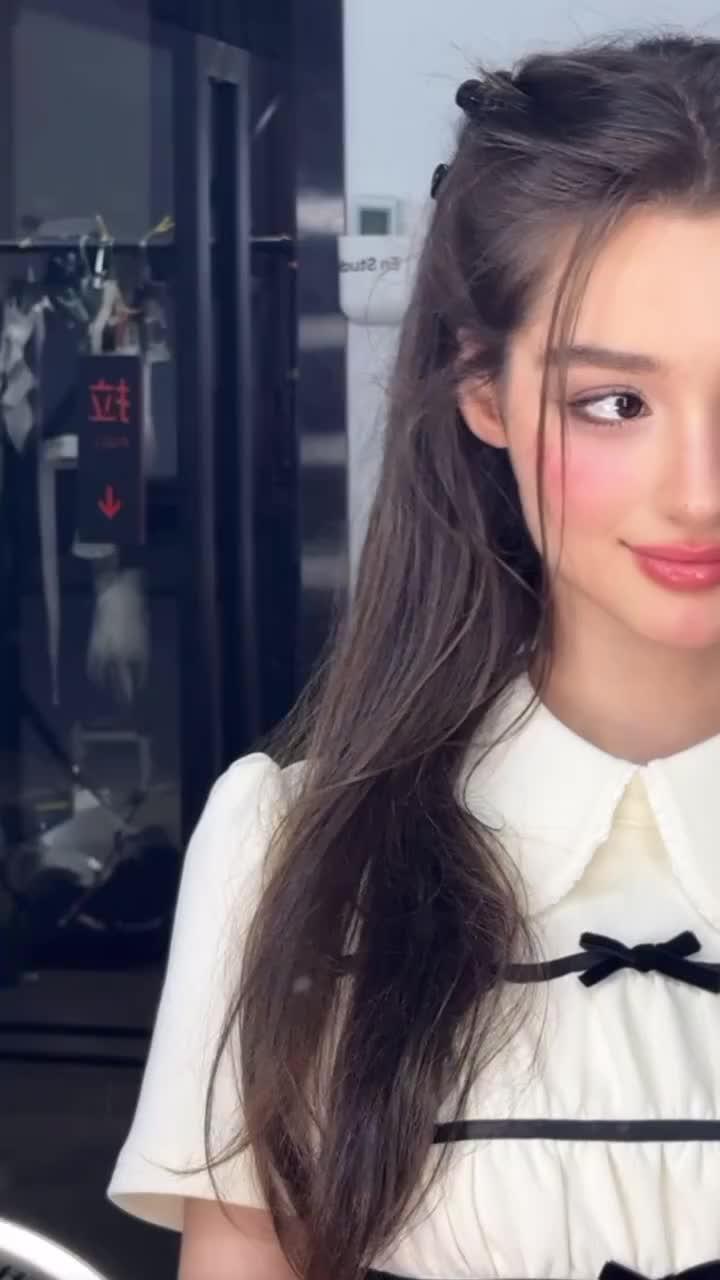 Know her, explore the world, make friends together