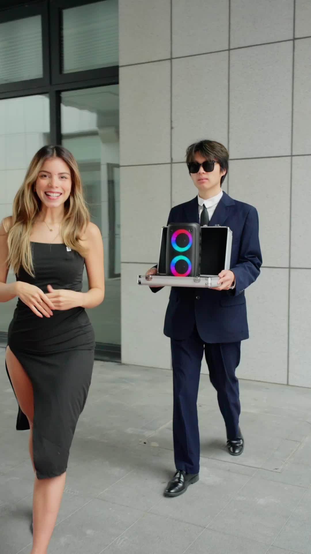 ¡Amigos! 🎶 ¡HAZ CLIC EN ESTE VIDEO Y SERÁ TUYO!🔊 #BocinaPortátil #SonidoEstéreo #BajosPotentes #AventuraConMúsica #TemuGadgets #MusicaSinCables #AudioDeCalidad #MúsicaAlAireLibre #AhorroInteligente #Gratis