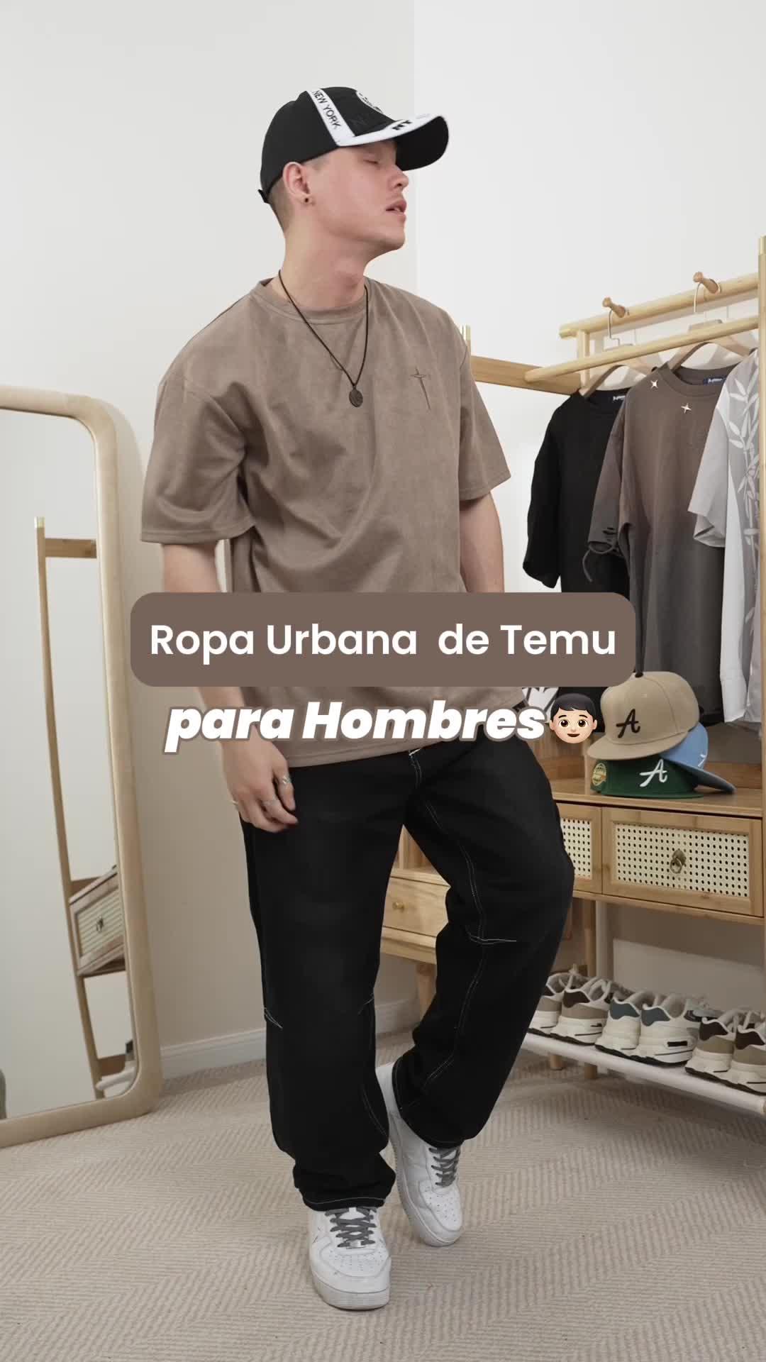 Chicos, el verano llama y ¡el juego de estilo está activado! Luce esas prendas de lino liviano y camisetas de algodón frescas. 😎🌞 Mantén la frescura con shorts en tonos pastel y lentes de sol a juego. ¿Zapatillas clásicas? ¡Claro que sí! #VibrasDeVerano #ModaHombre #CasualCool #ListoParaLaPlaya ¡Enciende las calles con tu look relajado! 🔥🕶️🩳