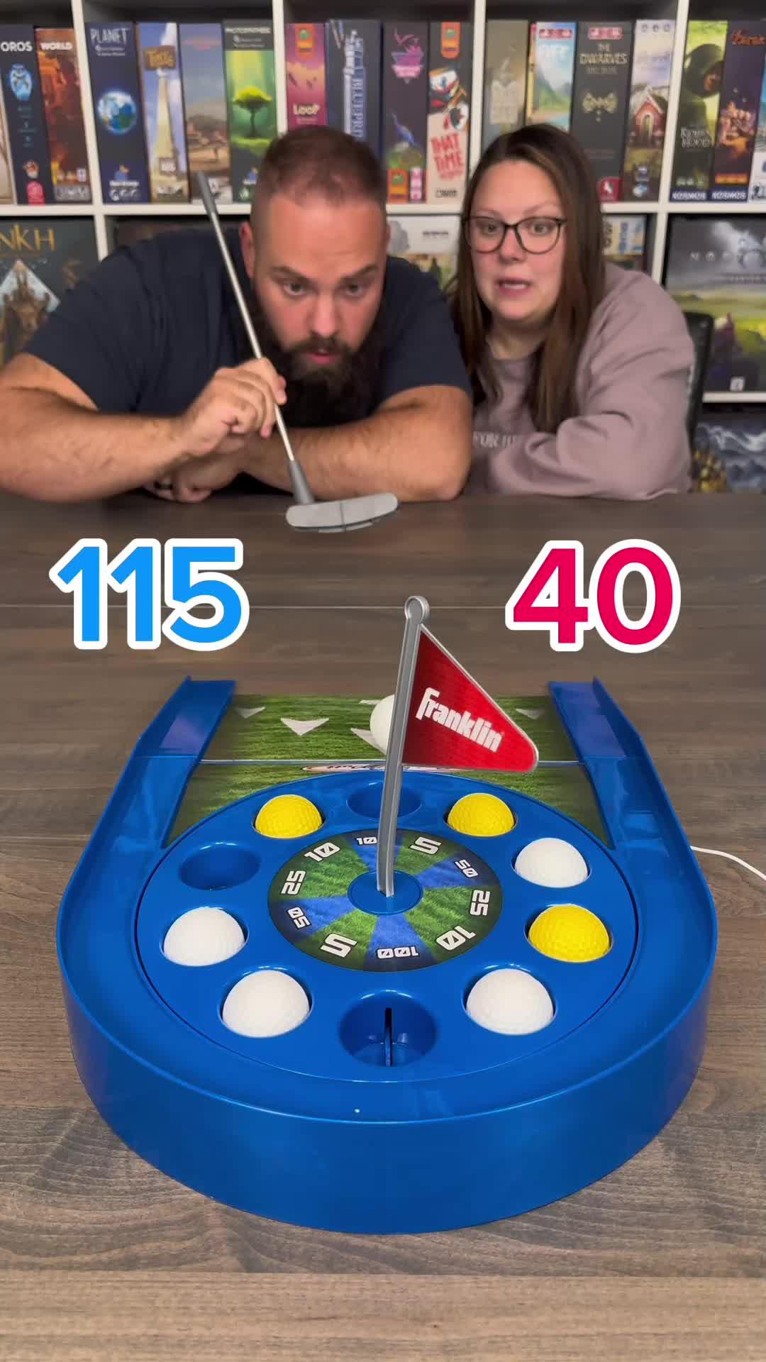 لعب الألعاب مع الأصدقاء الجدد.