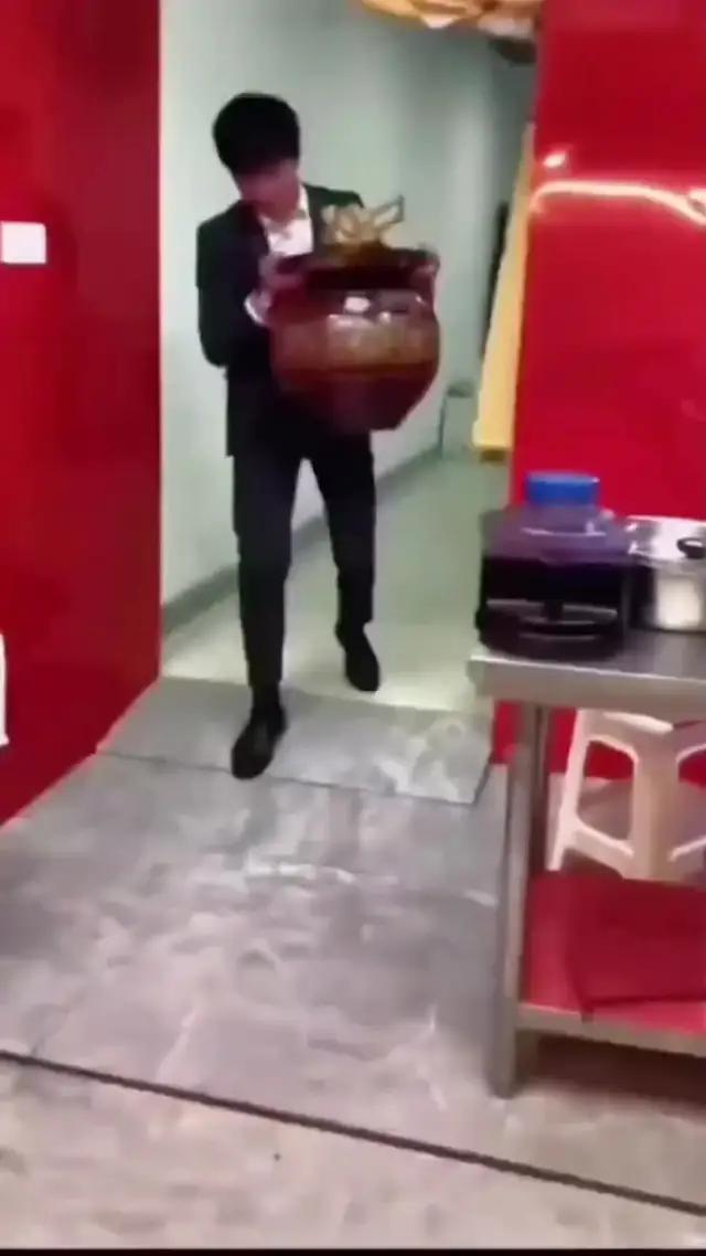 هل يوجد أحد للعب معا؟