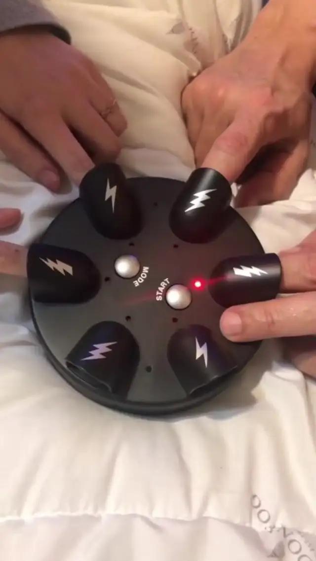 لعب الألعاب مع الأصدقاء الجدد.