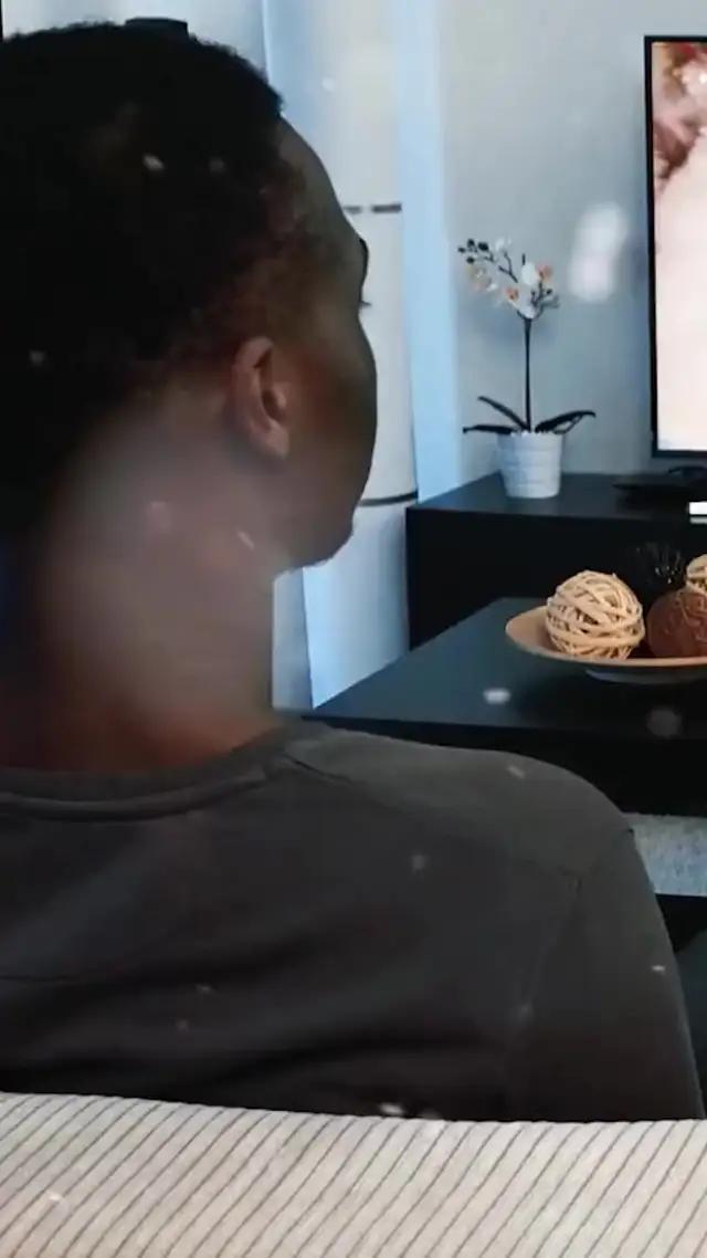 Screen mirroring iphone to television christmas special