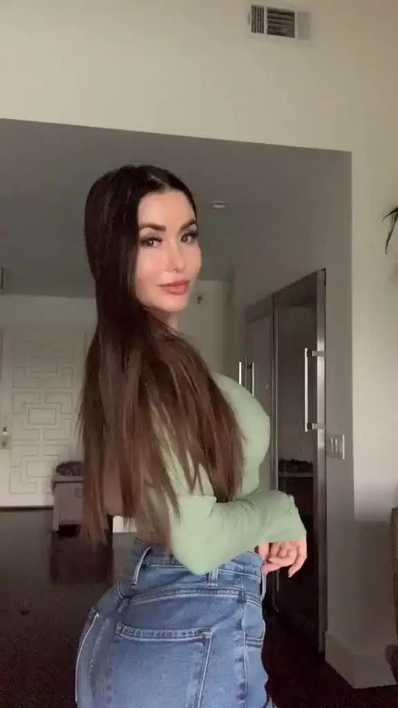 تعال إلى التنزيل وابدأ الدردشة.