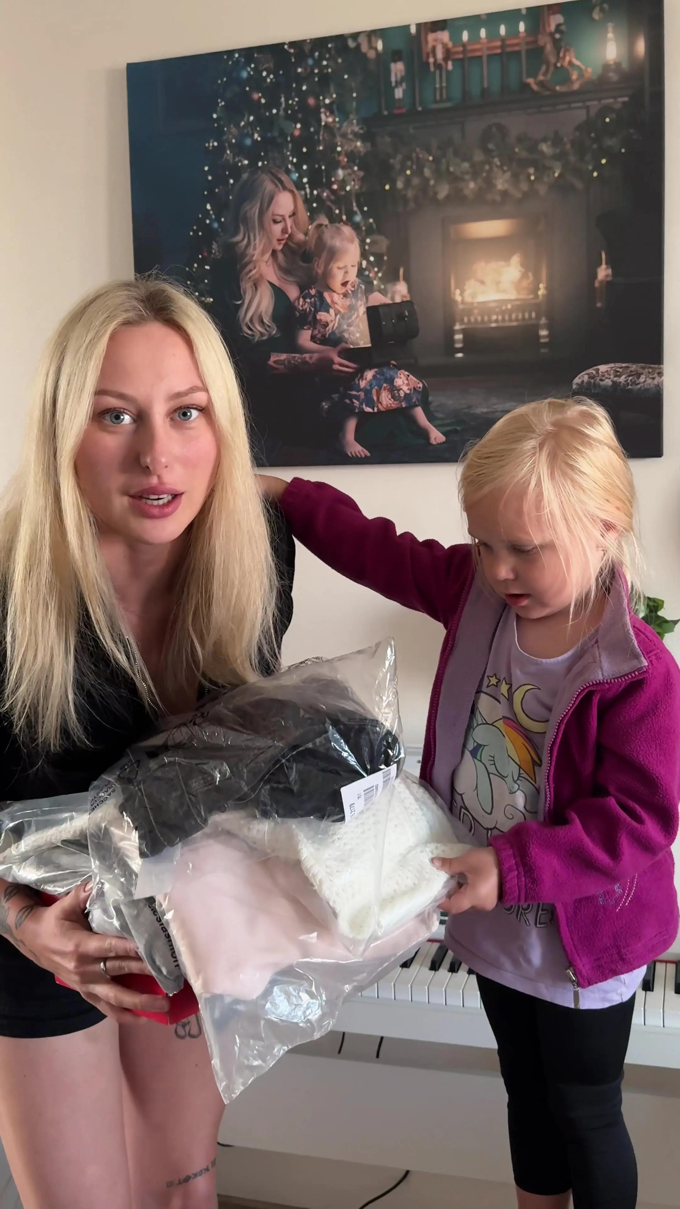 15SWEETIE - 15% sleva do 5.8. na @About You 🥰 Jinak Emminka má docela dobrej vkus si myslím… Co říkáte? 🤔😂