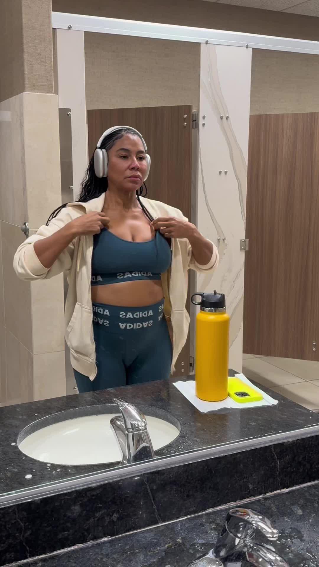 Lazy girl workout! Workout at home at any time, with zero equipment.