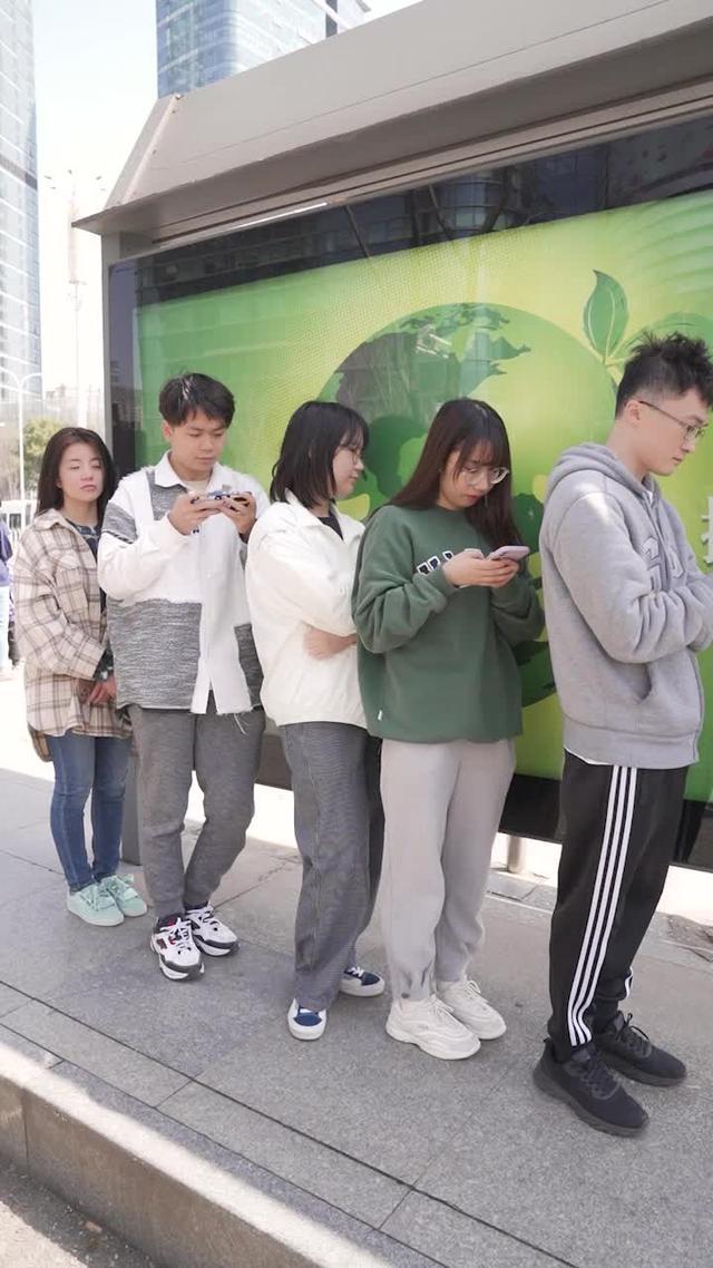 若者に大人気の宇宙人狼ゲームの新バージョンが出た！いつでもどこでもプレイできるよ～