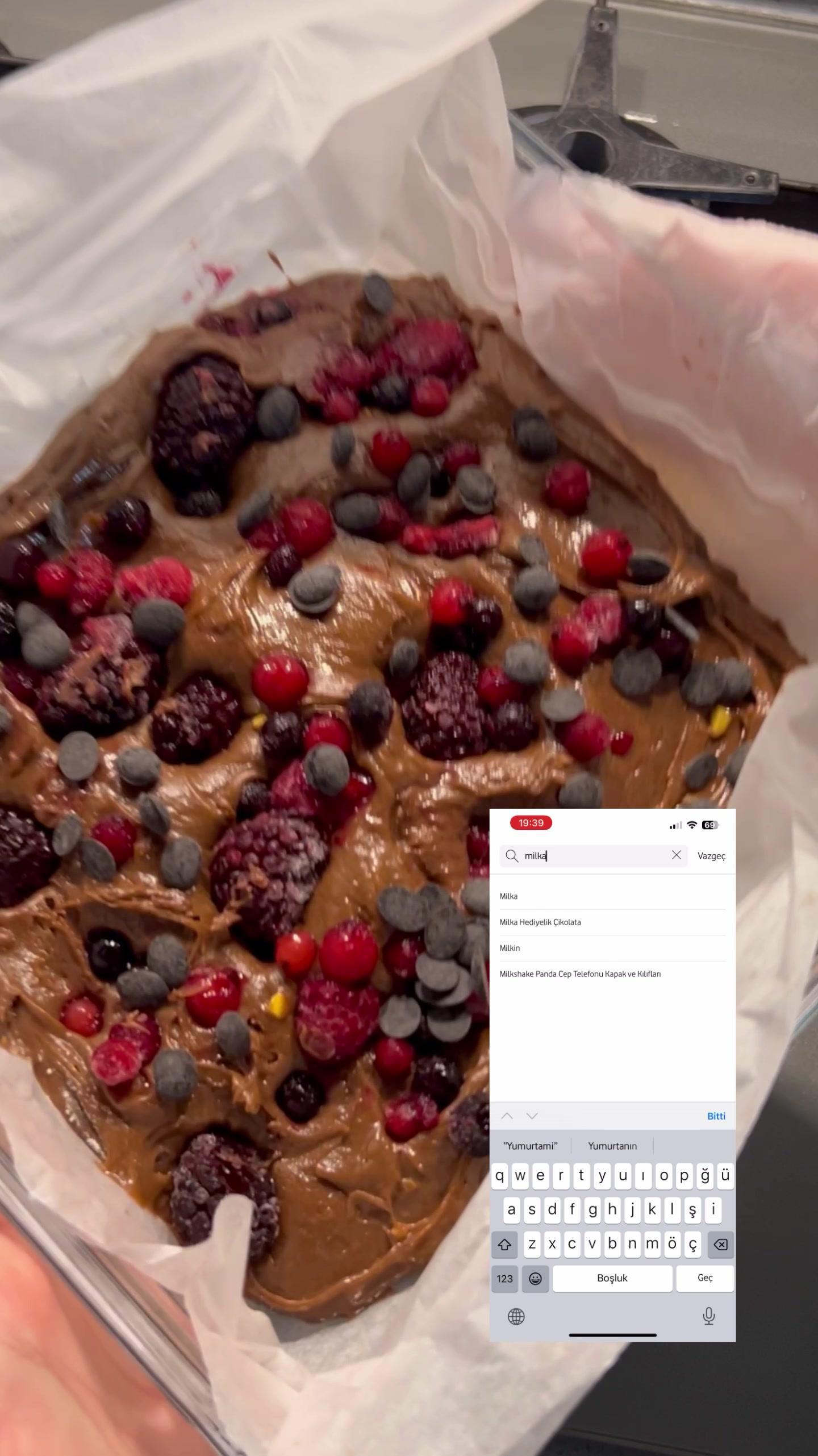 Aniden gelen tatlı isteklerinde aklıma ilk gelen fikir brownie oluyor 😅🌸 Market ihtiyaçlarımı @Her Şey Yanımda ‘dan almıştım, o yüzden bana sadece vişneli mi frambuazlı mı karar vermesi kaldı 🤓 Sizce Brownie frambuazlı mı yoksa vişneli mi olur? ❤️❤️ Tarif için ; 👇🏻 90 gr tereyağ  250 gr çikolata  1 su bardağından 2 parmak az şeker  2 yumurta  1 su bardağından 1 parmak az un  1 çimdik tuz  Frambuaz  150 derece de 30-35 dk  #brownietarifi #brownie #işbirliği