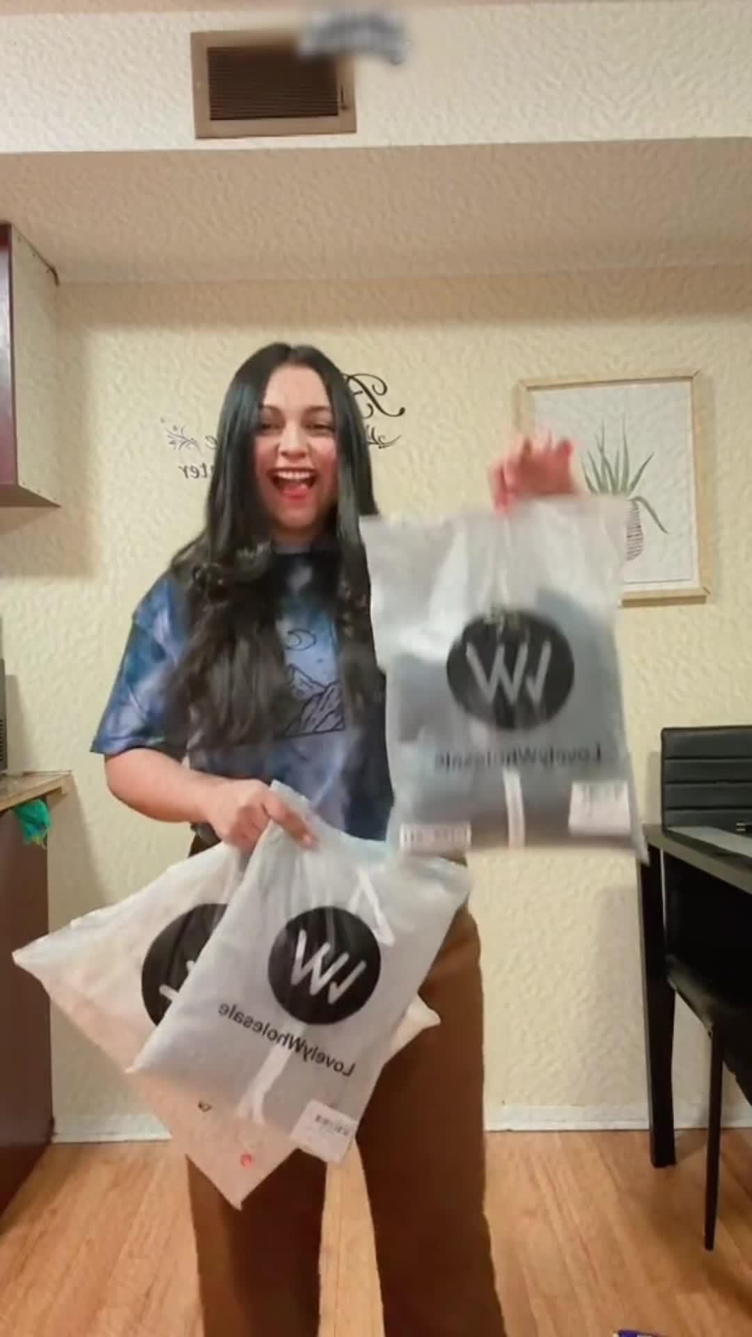 Do you like unique and affordable clothes? LovelyWholesale has a wide range of sizes, colors>>