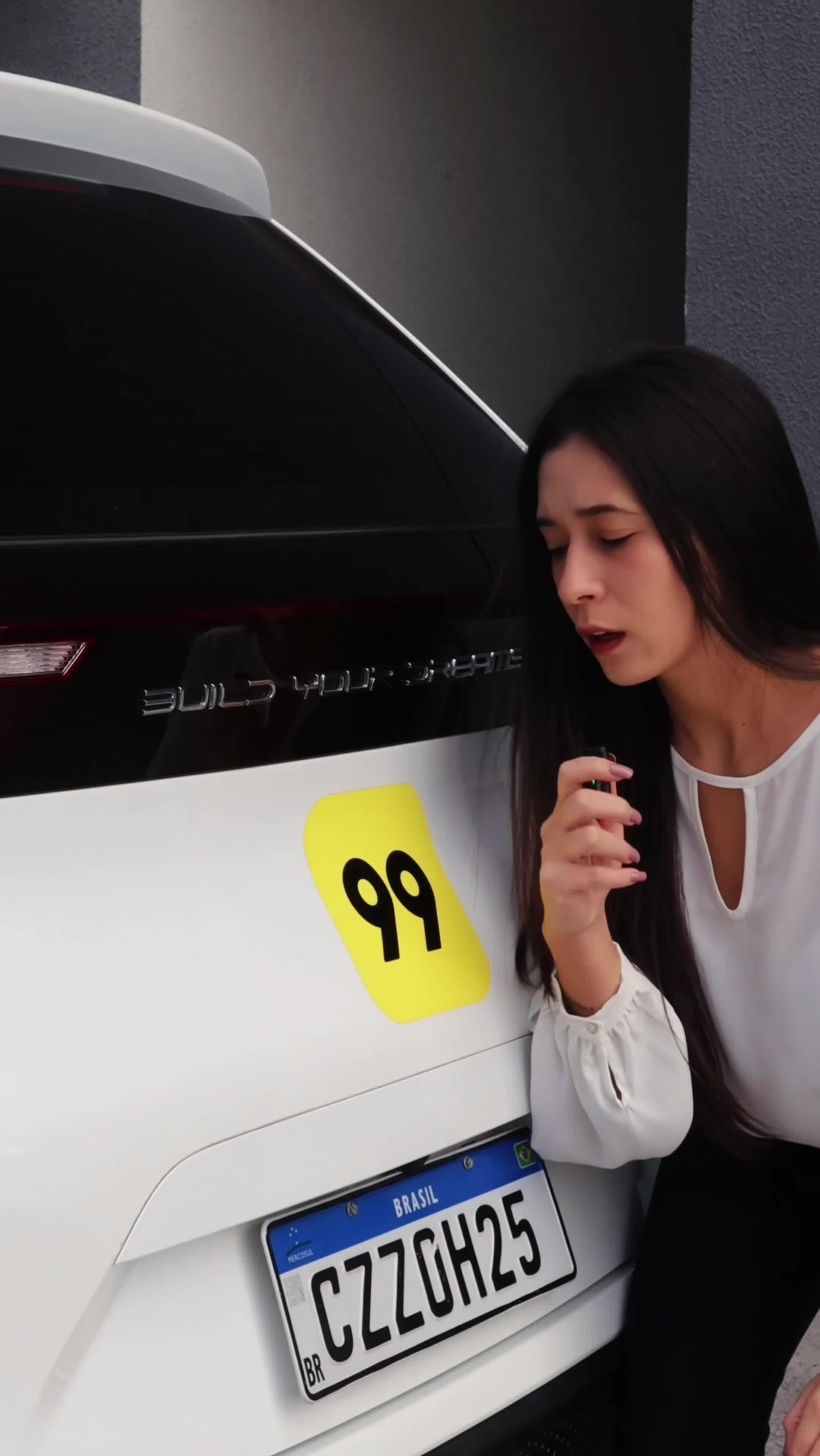 Vamos provar um carro elétrico da 99 juntos! Você experimentaria? Baixe o app!