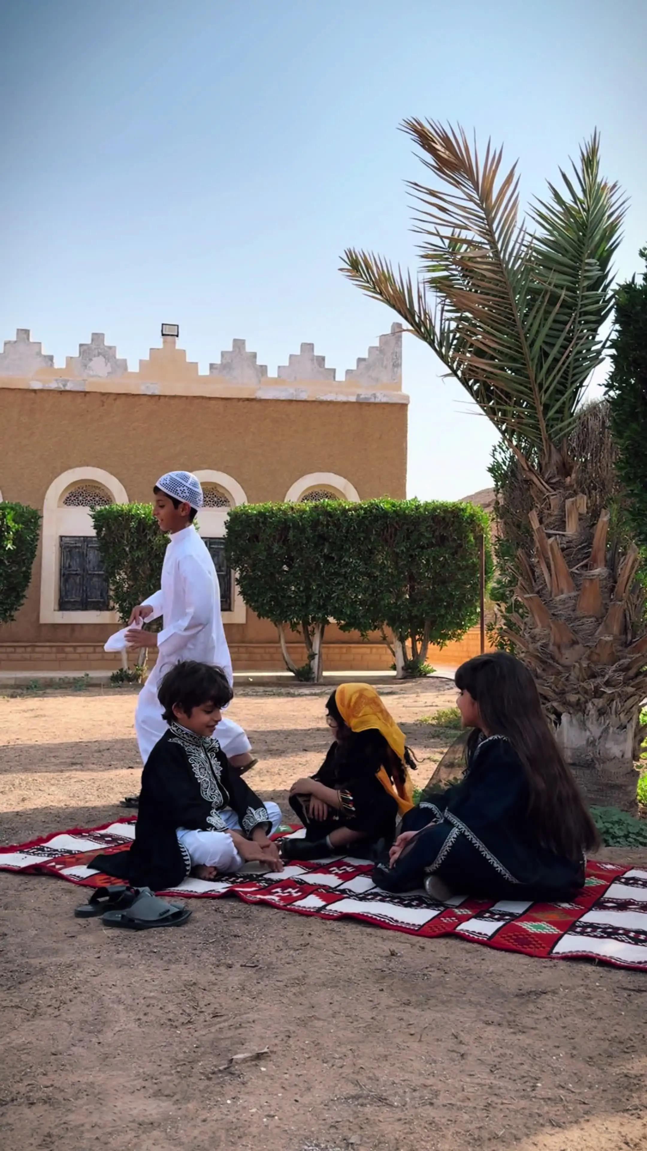 أجيال ورا أجيال , معاكم من #يوم_بدينا ❤️💙🤍🍔 بوكس وجبة الطفل *متوفر في الفروع والتطبيق #هرفي #يوم_التأسيس