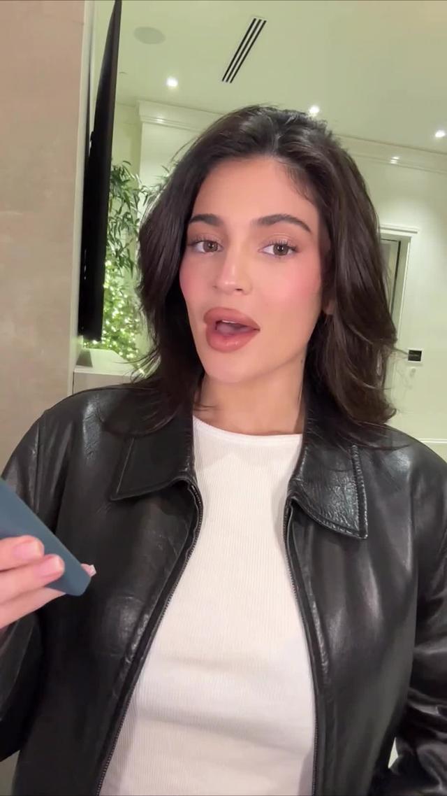 Kylie takes over Travel Town!