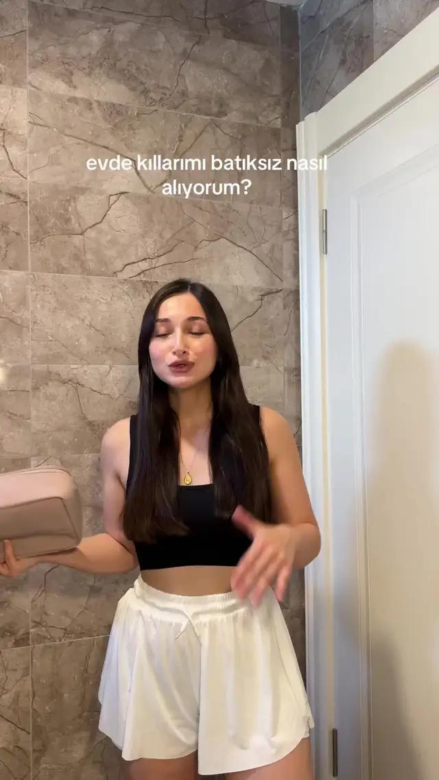 Güzellik merkezlerinde zaman kaybetmeden, evde hızlı ve zahmetsiz pürüzsüz bir cilt elde etmek mümkün! Benim de rutinime 1 yıl önce eklediğim ve size sıkça bahsettiğim Braun'un Skin Eye Expert IPL cihazı ile sadece birkaç seans ücretine 22 yıl kullanım yapabilirsiniz👌🏼* Düzenli kullanımda profesyonel sonuçlara ulaşabiliyorsunuz. Üstelik Skin Pro 2.0 teknolojisi ile alt bacaklarınızı sadece 5 dakikada bitirebilirsiniz. Evde profesyonel güzellik deneyimi için en etkili çözüm! ✨ Ayrıca size şahane bir kod da aldım. Braunshop.com.tr de geçerli, IPL7 ürünlerinde 5-10 Eylül tarihleri arasında 2000 tl indirim kodu: EXPERT2000   #işbirliği #BraunIPL #brauntrr