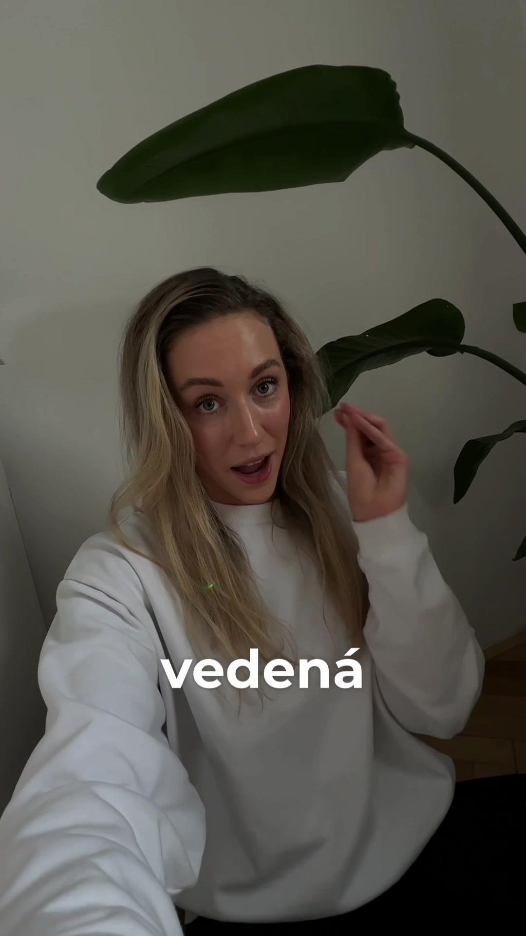 Nejlepší způsob, jak začít s meditací 🧘🏼‍♀️ — najdi klidné místo, kde tě nebude nikdo rušit — pusť si vedenou meditaci — relaxuj Nejlepší výsledky uvidíš, když budeš meditovat pravidelně.  A jestli potřebuješ občas meditaci připomenout jako já, mrkni na VOS appku, ta si tě pohlídá. 😁  Sleduj mě pro víc tipů 🫶🏼 #mentalnizdravi #meditace #vedenameditace #vos #wellbeing #sebepece #fyp #czechtiktok 