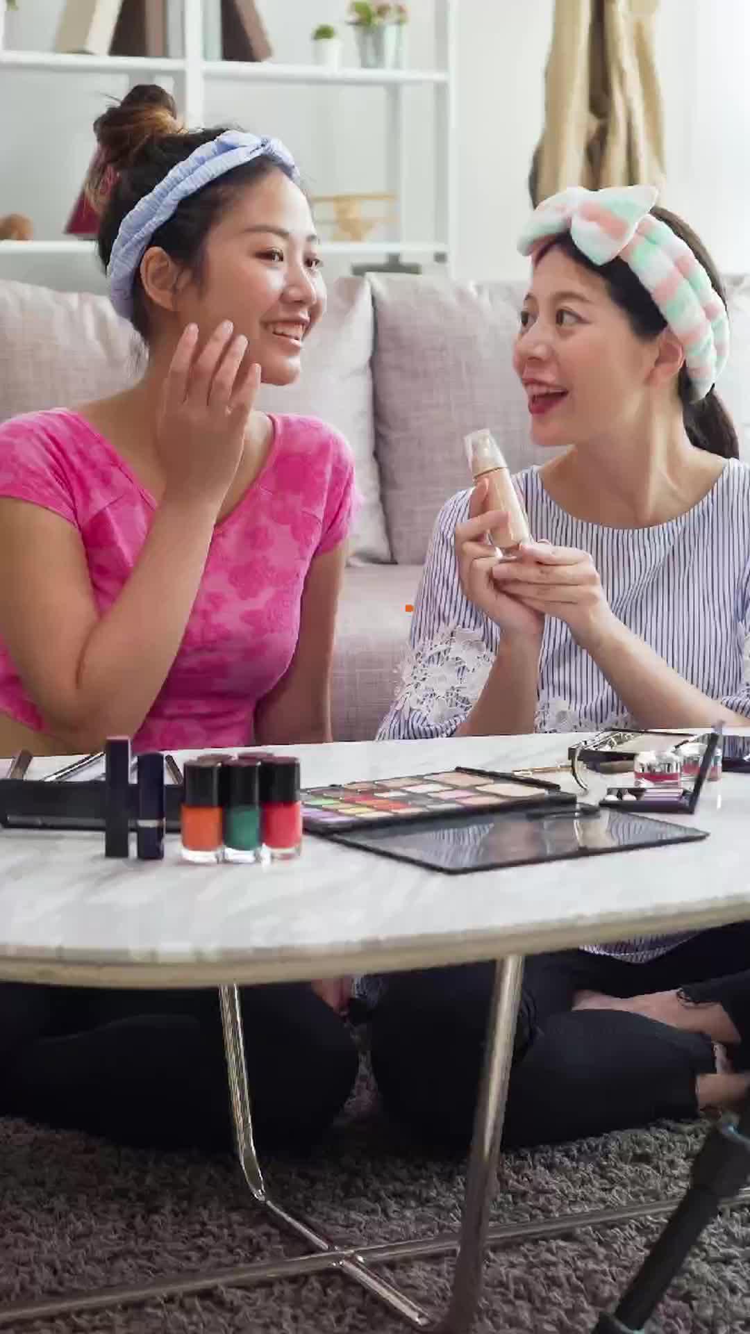 ＼売上30億円を突破！会員数40,000人！／日本唯一のオークション機能付きライブ配信(コマース)アプリ。