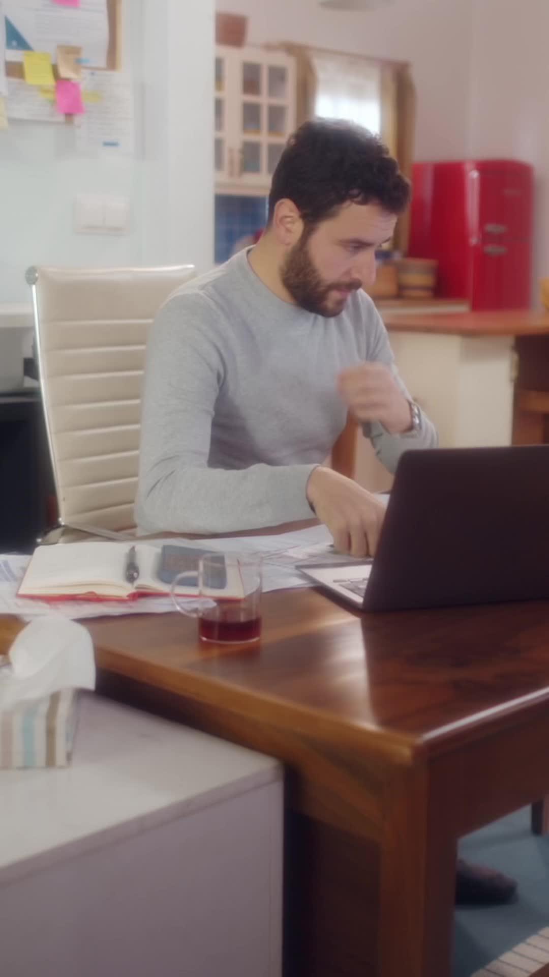 Yoğun iş temposunda yorgun düştüyseniz çözümü var: Hızlı Ecza❤10.000'den fazla ürüne eczane güvencesiyle ulaşmak için Hızlı Ecza'yı indirin, pastil ya da bağışıklık güçlendirici ürünler arasından dilediğinizi seçin, siparişiniz en yakın eczaneden kapınıza kadar gelsin. Hızlı Ecza! En yakın eczaneden anında kapınızda🛵