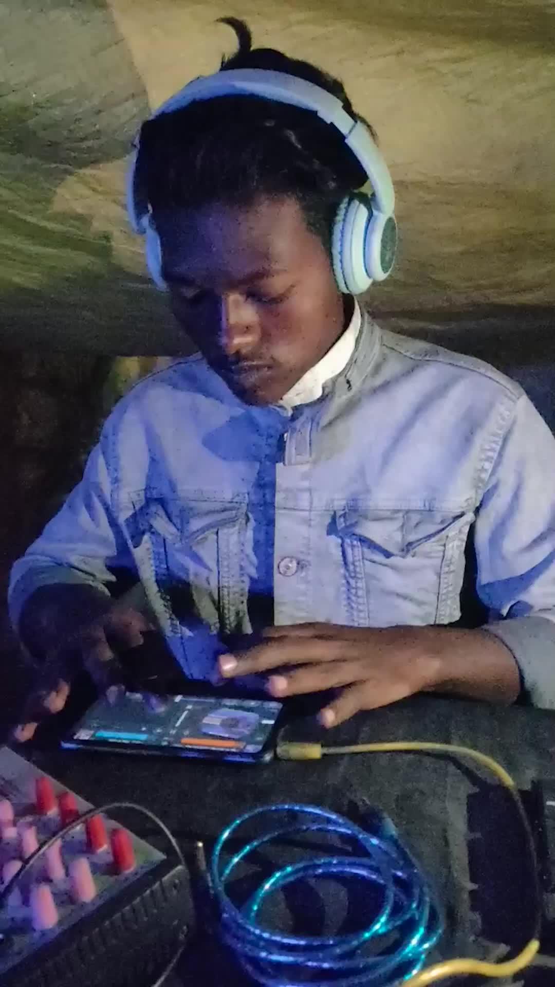 Remix and create rhythm. Choose your favourite beats.