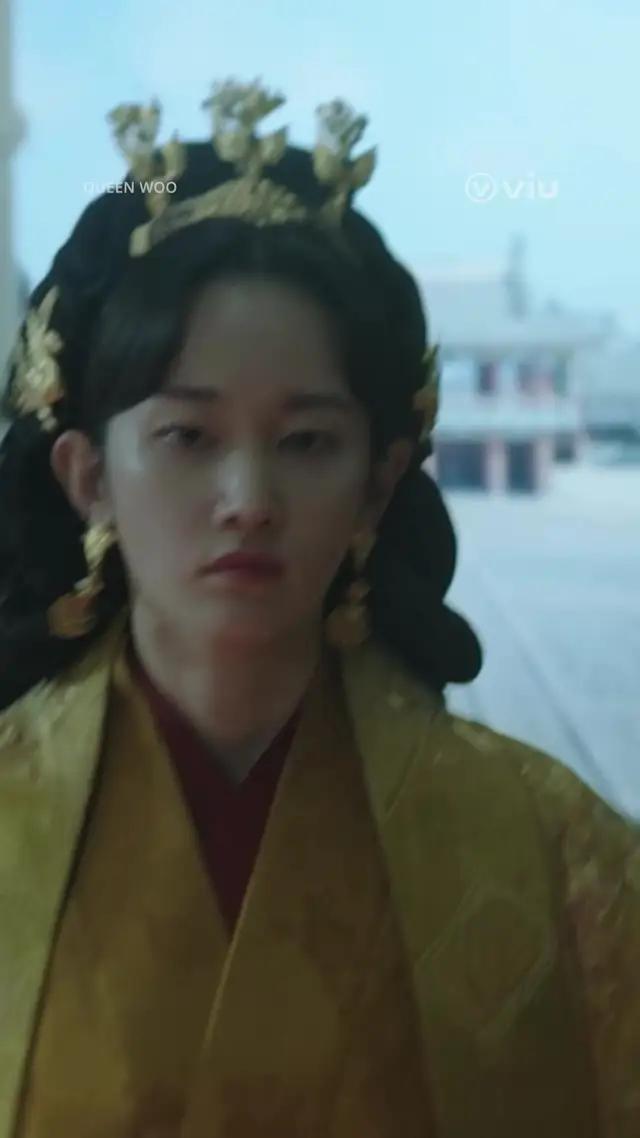 Five tribes going for the thrones after the king dies. Queen Woo need to protect the kingdom.