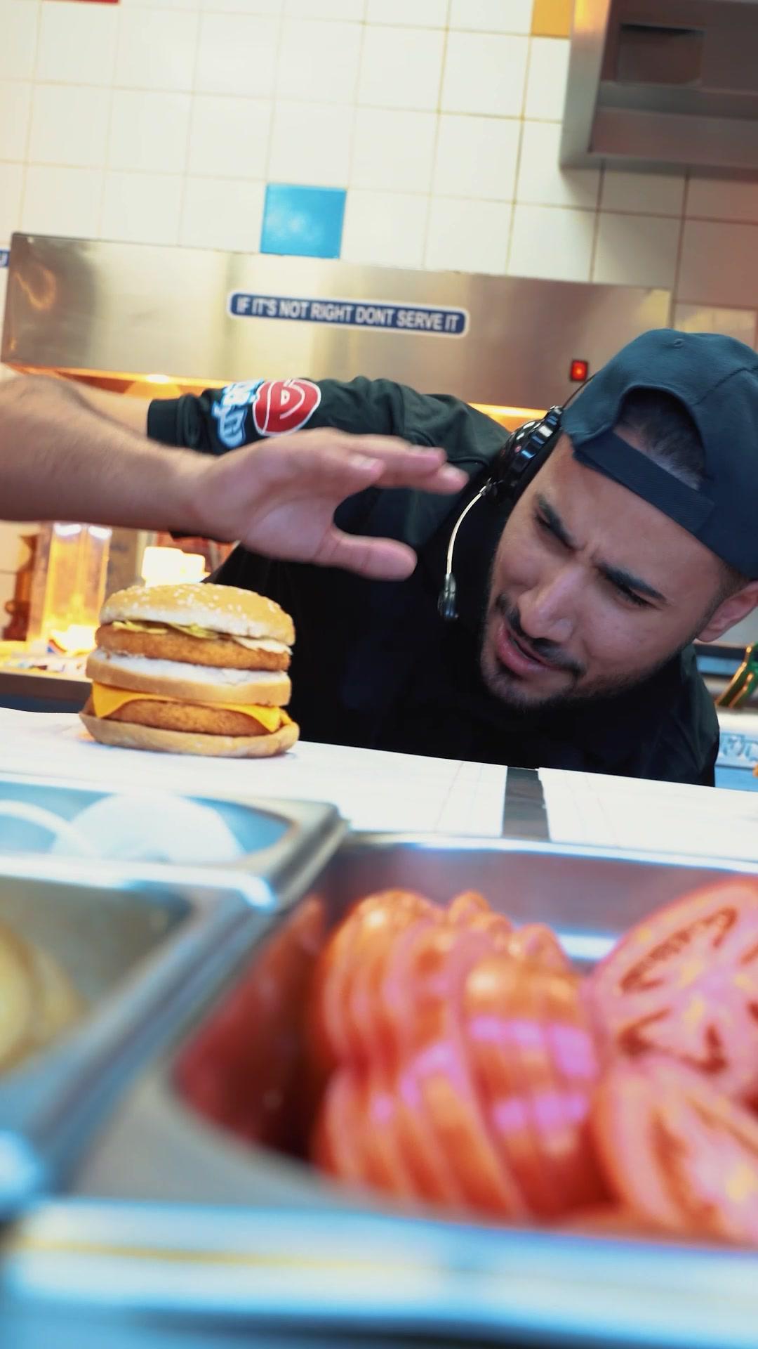 وين الكفو ذاك؟👀  منشن صاحبك الكفو وعطنا مواصفاته الي عليها العلم 😉 #منيو_الكفو #هرفي