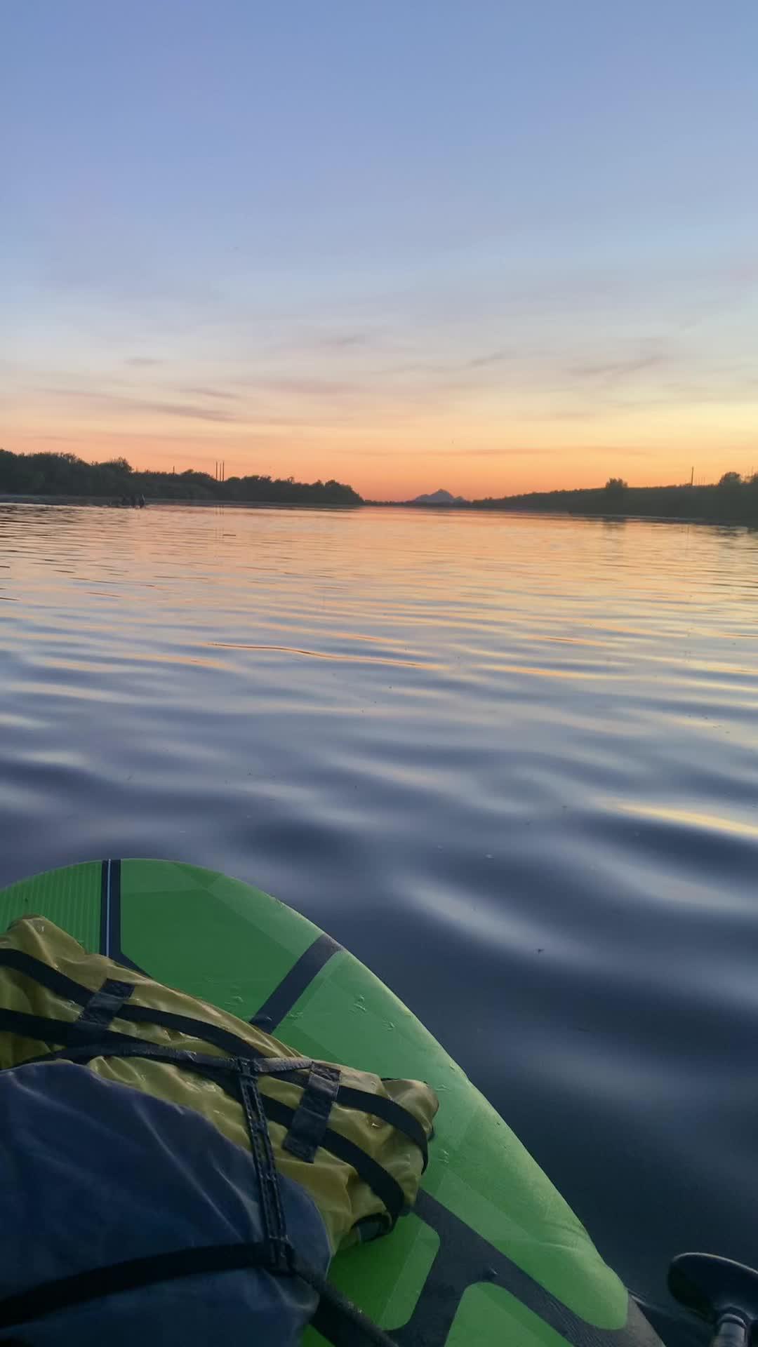 𝓬𝓪𝓵𝓶 - 𝒶𝒹𝒿𝑒𝒸𝓉𝒾𝓋𝑒: Not feeling nervousness, anxiety, or other strong emotions.