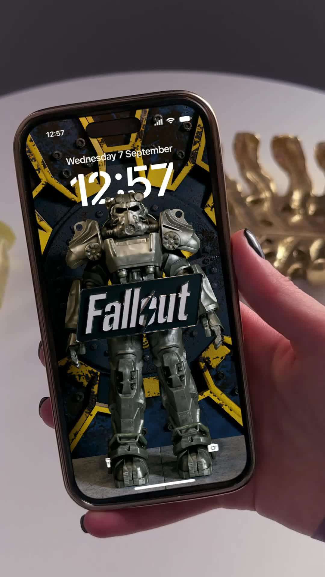 Set exclusive wallpapers for your iPhone!