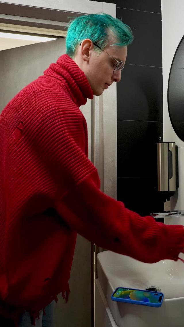 Get exclusive ringtones and themes!