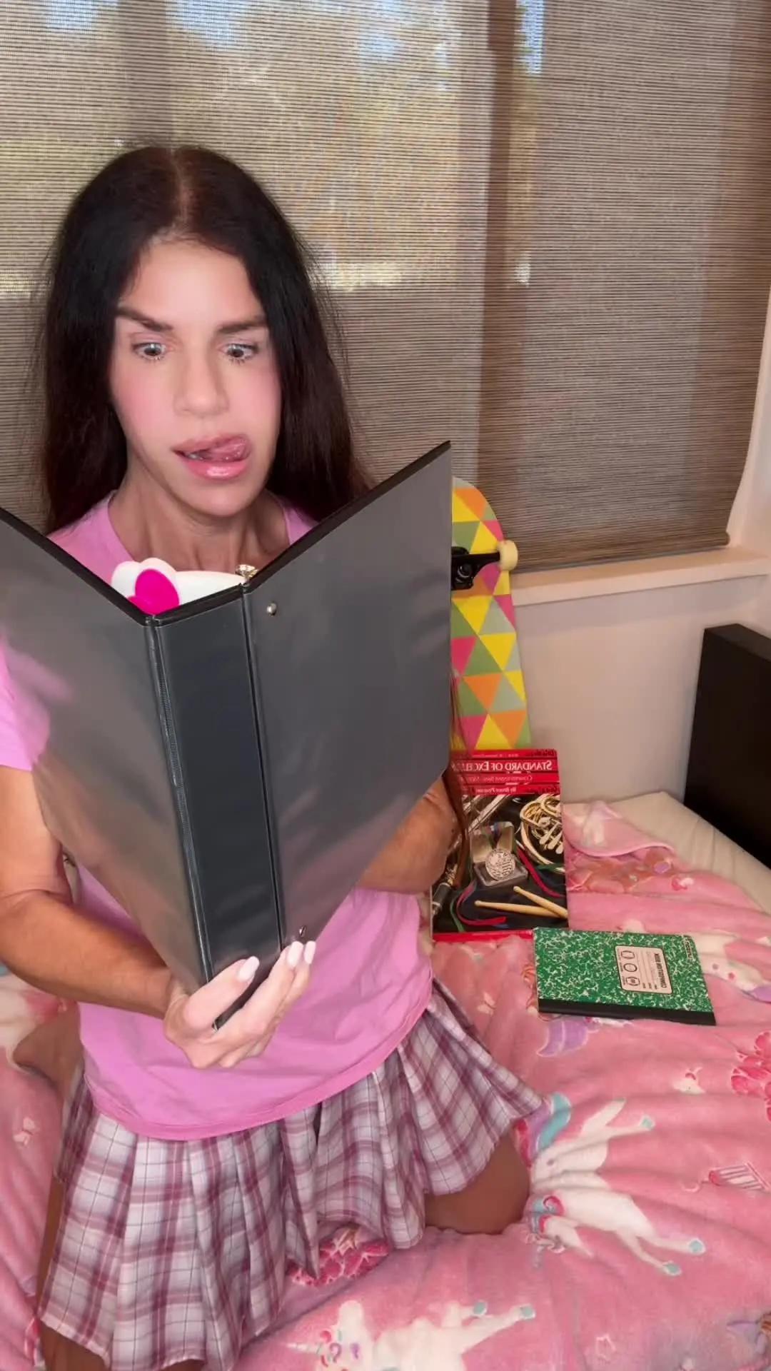 Create your dream 3D avatar, have fun with friends, chat live, and have social adventure!