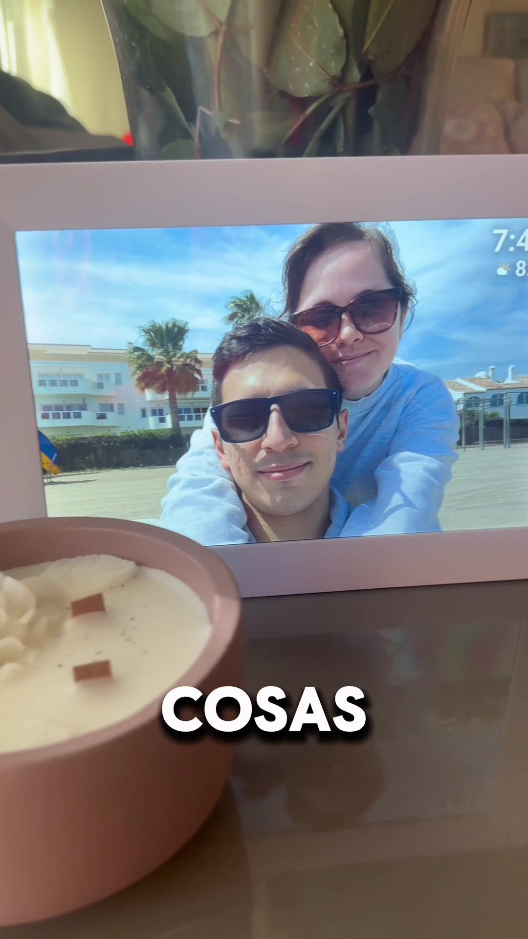 Los mejores regalos para hacer 🎁 Pedimos este cuadro digital en la app de @shoptemu en la ⚡️VENTA FLASH y ahora renovamos todas nuestras fotos de la casa ✨  Para obtener este producto con un 70% de descuento te dejo mi código para que ingreses en el buscador de la app: [DMQ9779] 🔗 o también te dejo en mi perfil un enlace para que puedas hacerlo con un simple click. ⏱️Aprovecha la RAPIDEZ del envío de los productos desde los almacenes locales 🇺🇸 #temufinds #temu #temuhaul #usa #miami #fyp #parati #argentinosporelmundo #argentinosenmiami #traveltips #estadosunidos #digitalframe