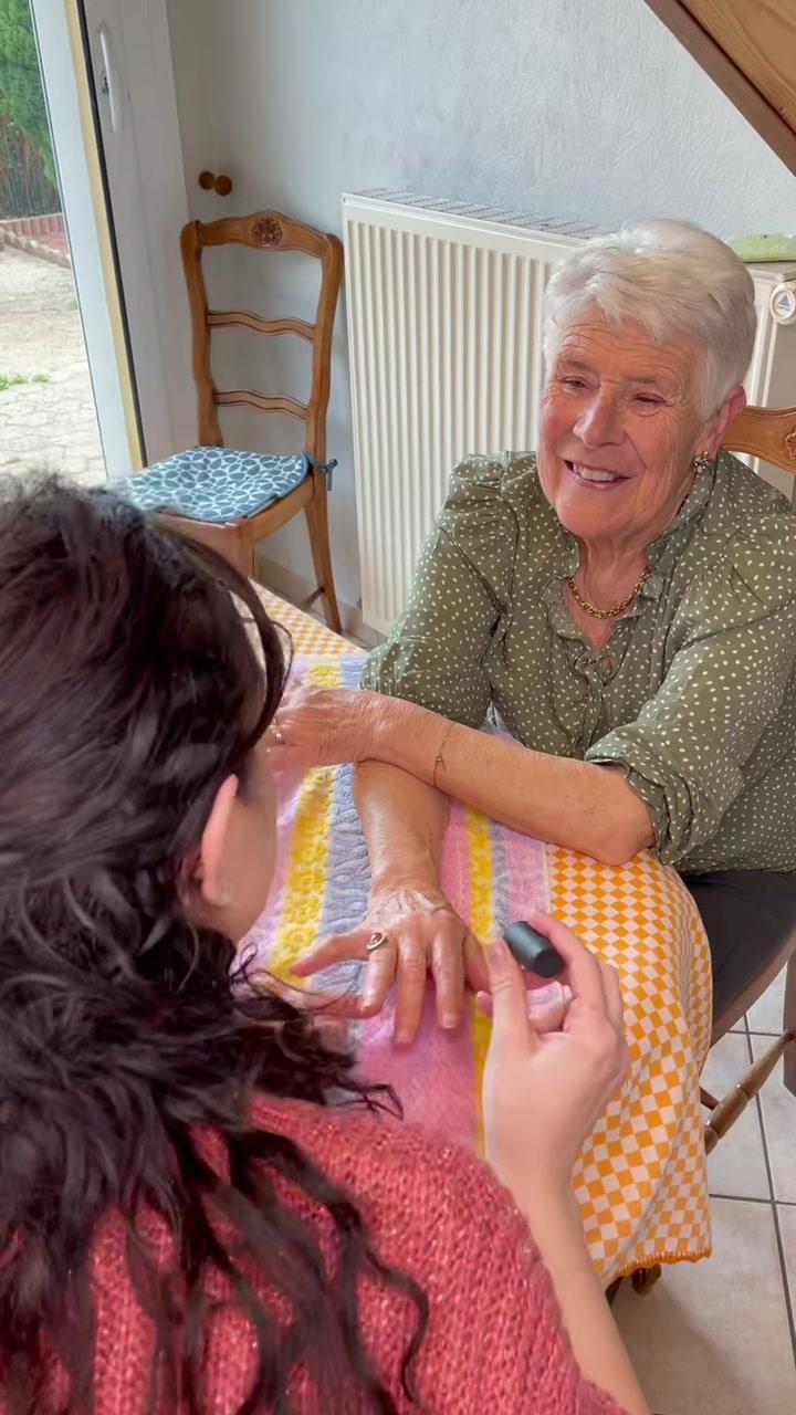 Une jolie façon de fêter à domicile les 1M d’abonnés avec les prestations d’aides et bien-être @Wecasa ! Pensez-y pour vous ou vos proches 🥰👵🏻