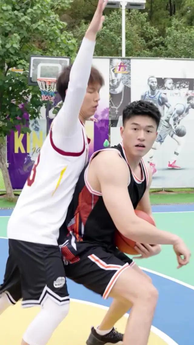 獨領街頭潮流，大出風頭！全明星街球派對正式上線！快來加入，發動你的街頭籃球魅力，統領球場！