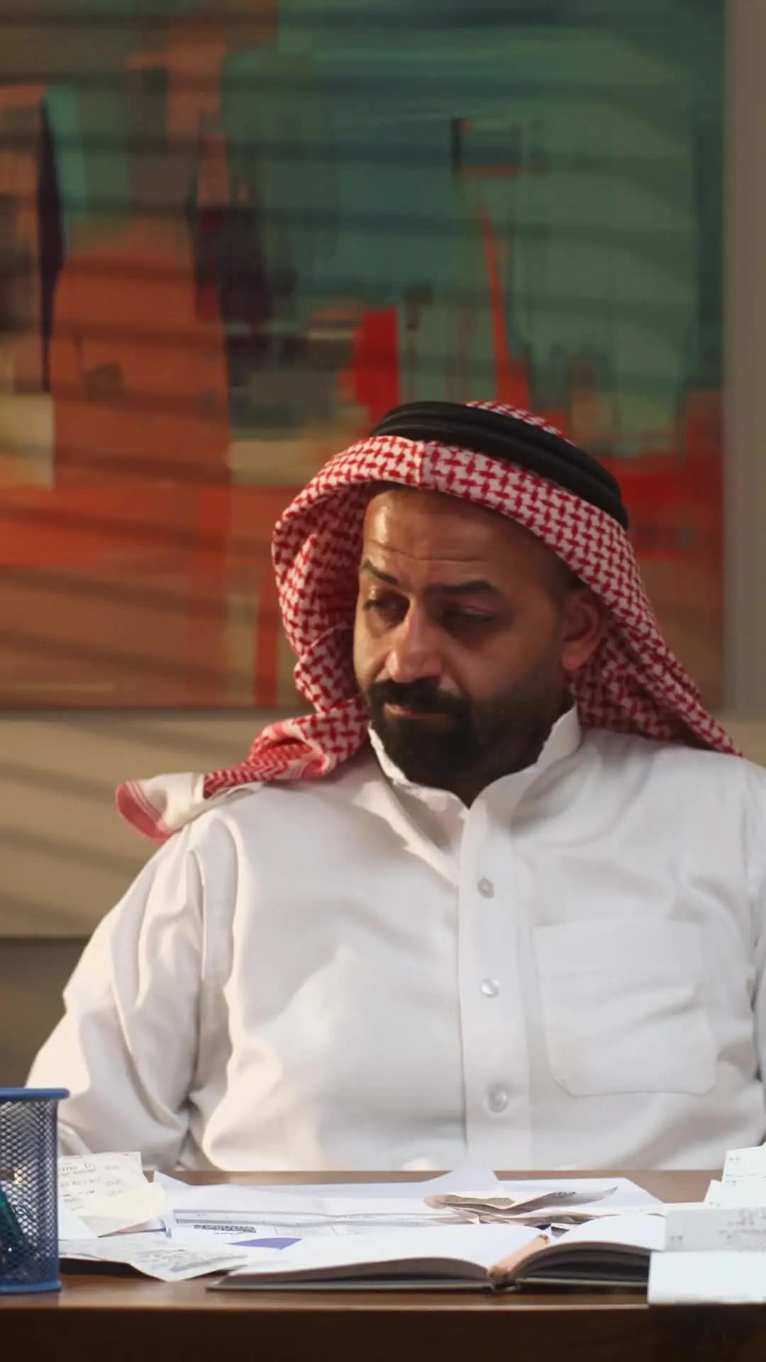 تبي لعيالك وجبات لذيذة وراهية وتضبط مصاريفك 💸🔥؟ خلّك مثل ابو تركي روّق وتذكر ترا مالها الا الكفو 😉👌🏻 #هرفي #منيو_الكفو #herfy