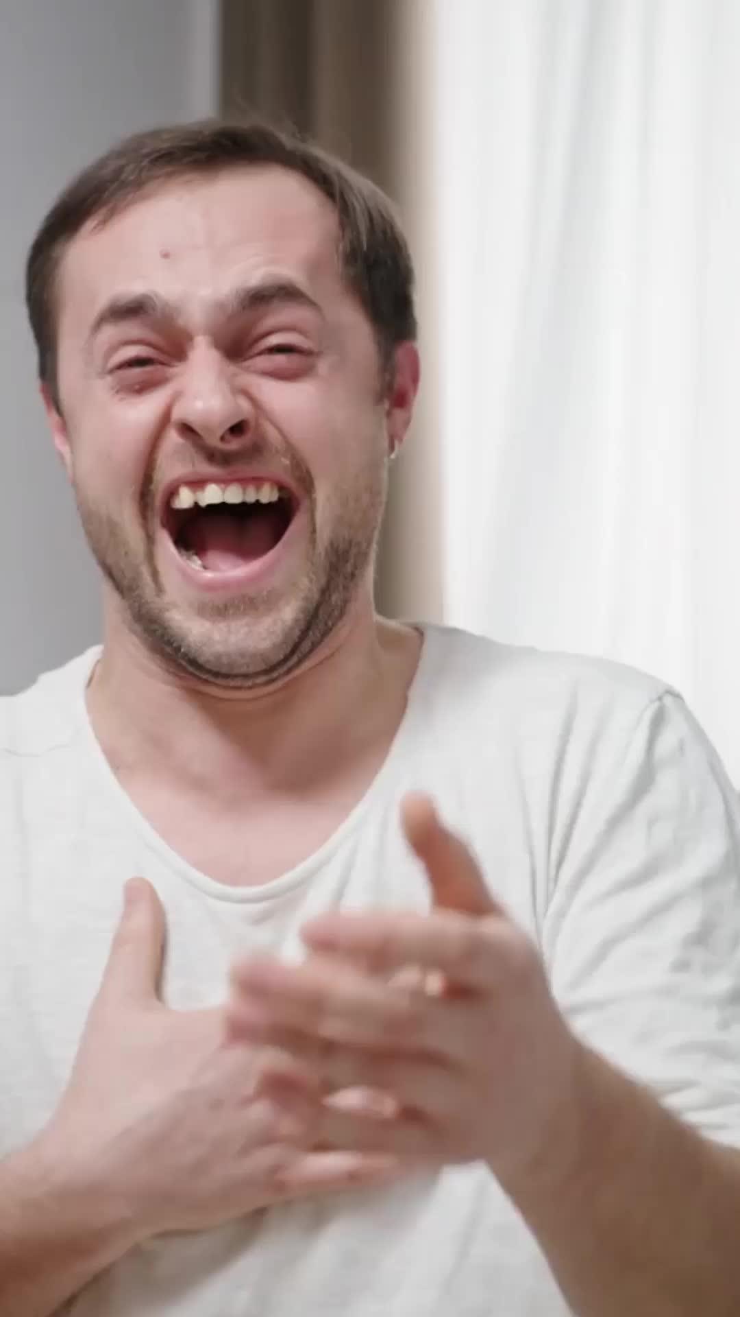 لعب الألعاب مع الأصدقاء الجدد.