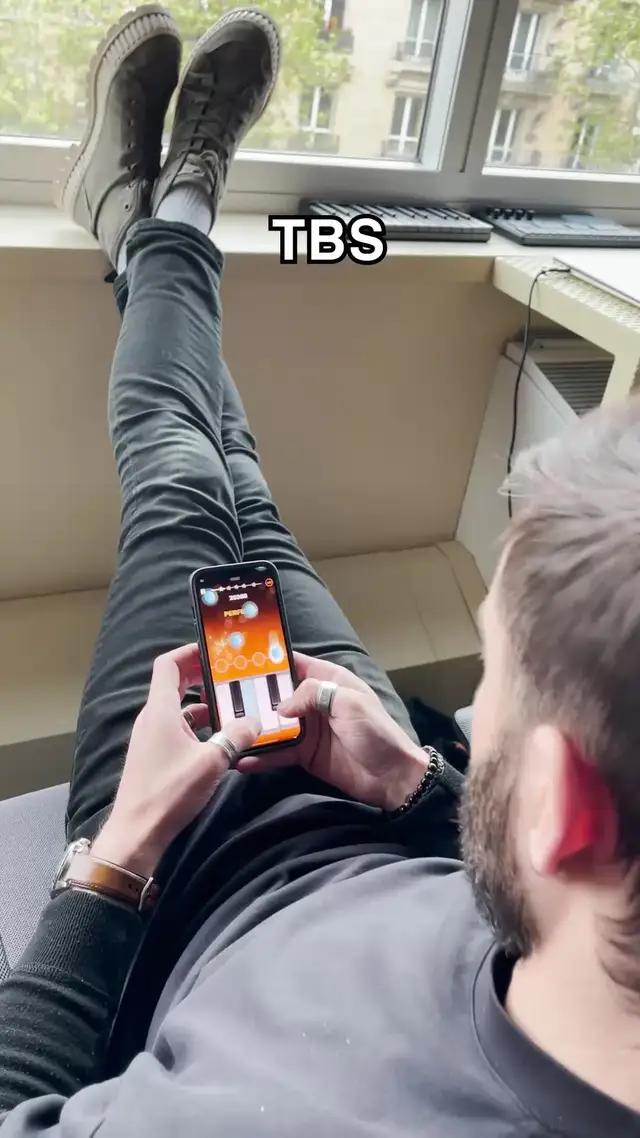 POV: You found the coolest piano game!