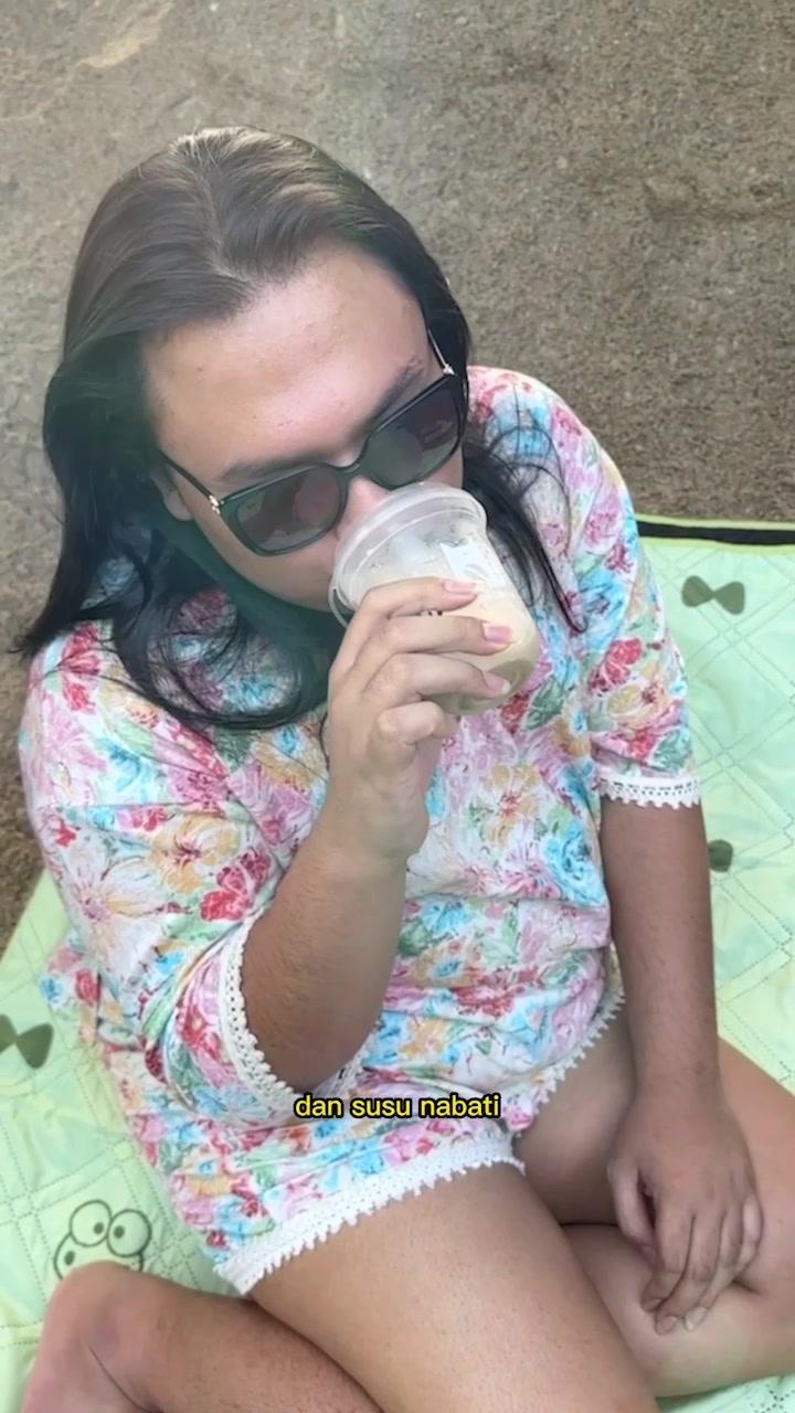 KESEL BANGET GUE! Kebiasaan deh... orang lagi curhat ga didengerin! Malah asik minum TOMORO Coconut Latte dari @tomorocoffee.id! Emang pada kaga ada yang beres deh temen temen gue... CAPE! Eh TAPI... Untung gue ikutan minum juga… Jadi berasa lagi healing di Bali hehe! Soalnya TOMORO Coconut Series harganya mulai dari 25K, lo semua bisa dapetin harga 9K aja! Caranya gampang, tinggal download aplikasi TOMORO COFFEE terus pake deh voucher 9Knya! Promo ini berlaku hinggal tanggal 25 Juli 2023! Buruan deh lo pada ke TOMORO COFFEE sekarang! #TOMOROCOFFEE #TOMOROCoconutLatte #SeeYouTOMORO #SeruputBuatHealing #FoodFestTikTok #SerunyaKuliner 