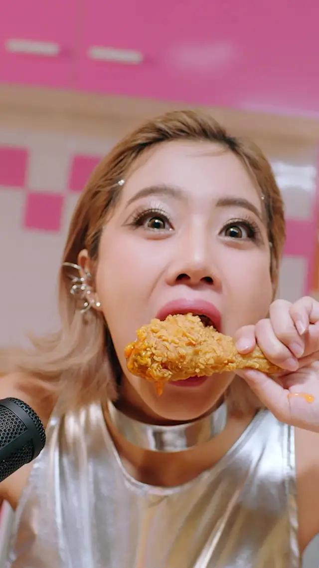 ฟินตลอด 24 ชั่วโมง พร้อม วีเจ หลากหลายสไตล์ให้คุณลองก้าวเข้ามาสัมผัสได้ก่อนใคร !! ดาวน์โหลดได้แล้ววันนี้ ….