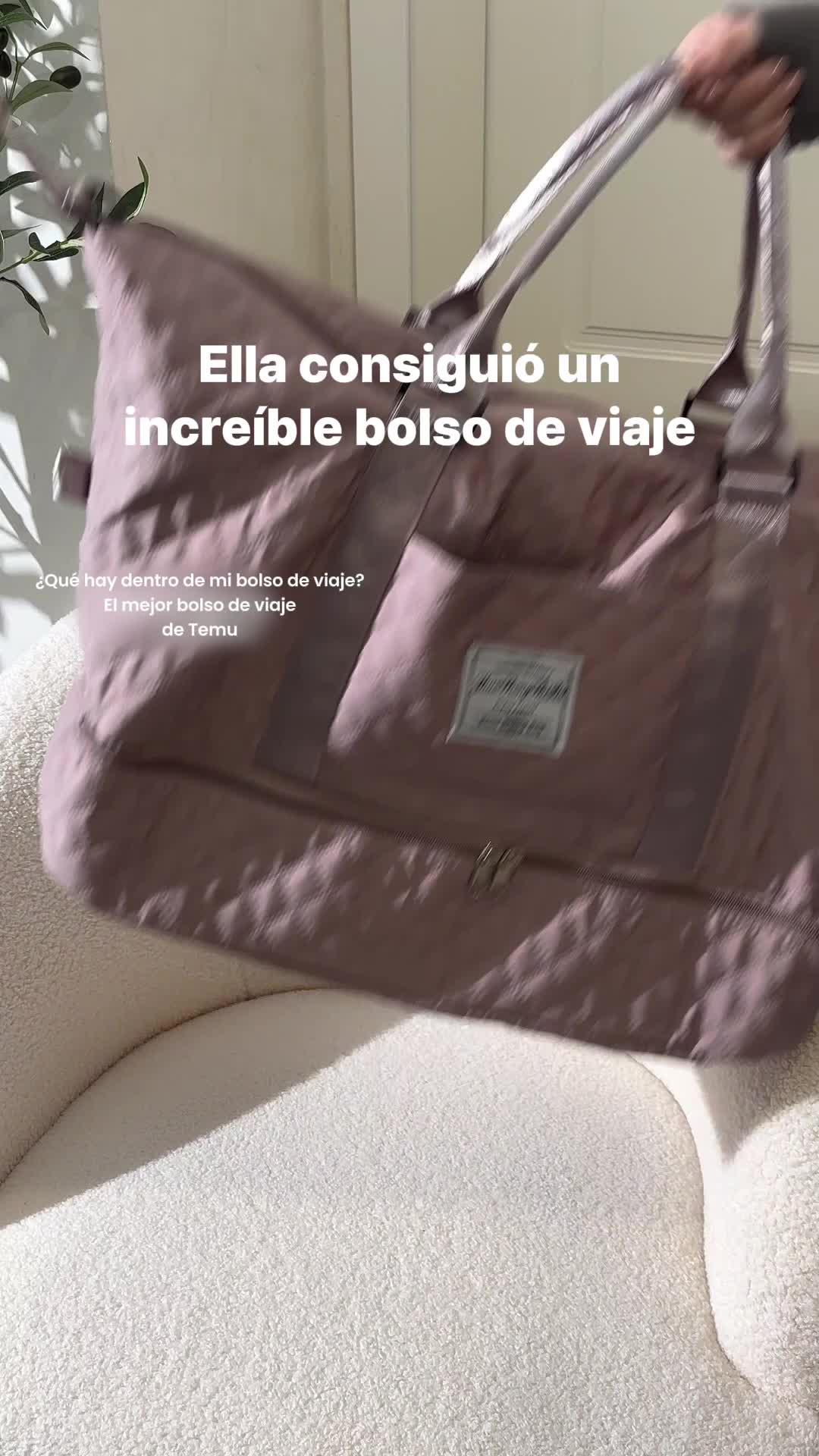 ¡Atención viajeros y fitness lovers! 🧳✨ Descubran la bolsa de lona de gran capacidad que cambiará sus escapadas y sesiones de ejercicio. Imagínense una bolsa donde todo tiene su lugar, incluso su equipo de yoga, traje de baño o tenis, gracias a su compartimento de separación seco y húmedo y almacenamiento especial para zapatos. Es el complemento ideal para quien vive en movimiento, fácil de llevar, con estilo y práctica para abordar y llevarla como bolso cruzado. ¡Y no olvidemos su práctica cosmetiquera! Prepárense para conquistar cada entrenamiento o destino con esta maravilla. #BolsaDeViaje #Fitness #Yoga #Natación #Deporte #BolsaConEstilo #Práctica #Viaje #FitnessLifestyle #Aventura
