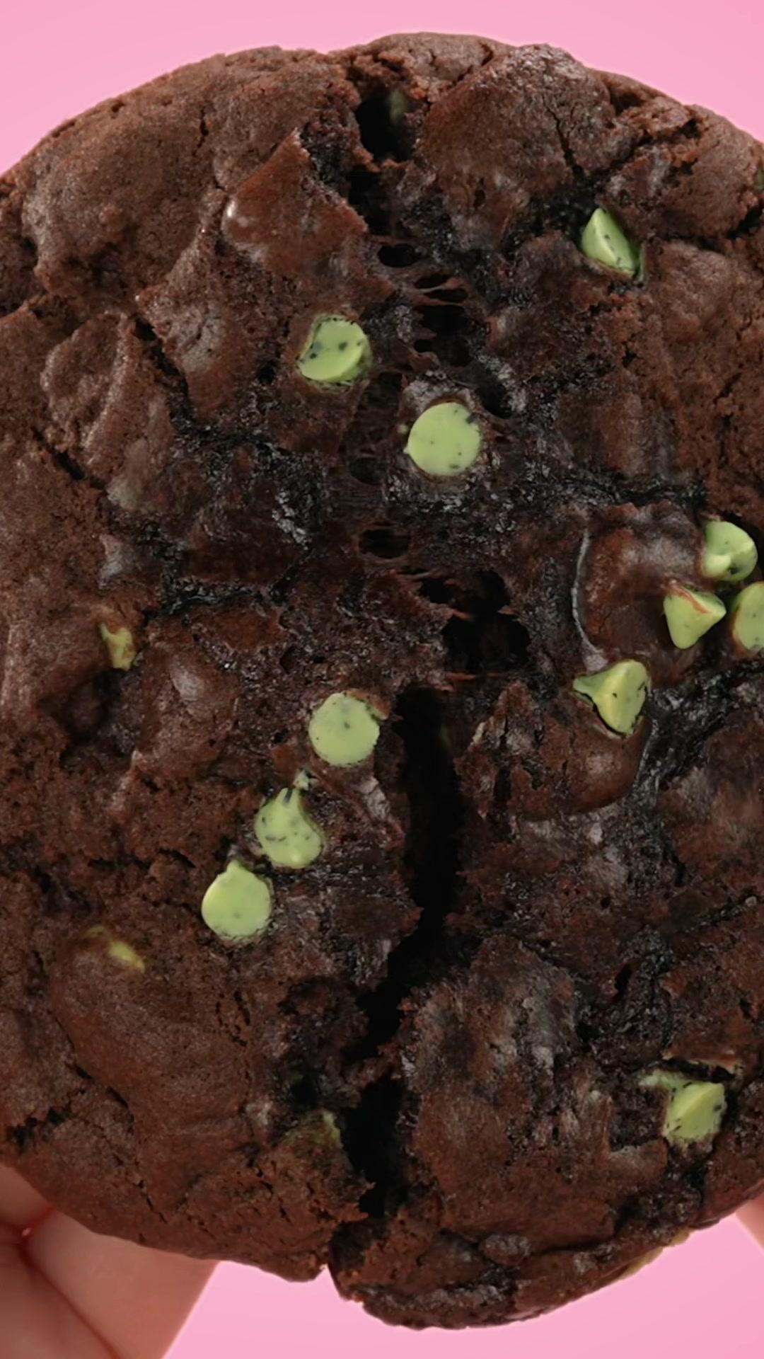 🌈 MALLOW CREME FT. LUCKY CHARMS® | 🍃 MINT BROWNIE BATTER | 🥞 BUTTERMILK PANCAKE | 💚 COCONUT LIME | 🥧 MYSTERY COOKIE | 🍪 MILK CHOCOLATE CHIP #Crumbl