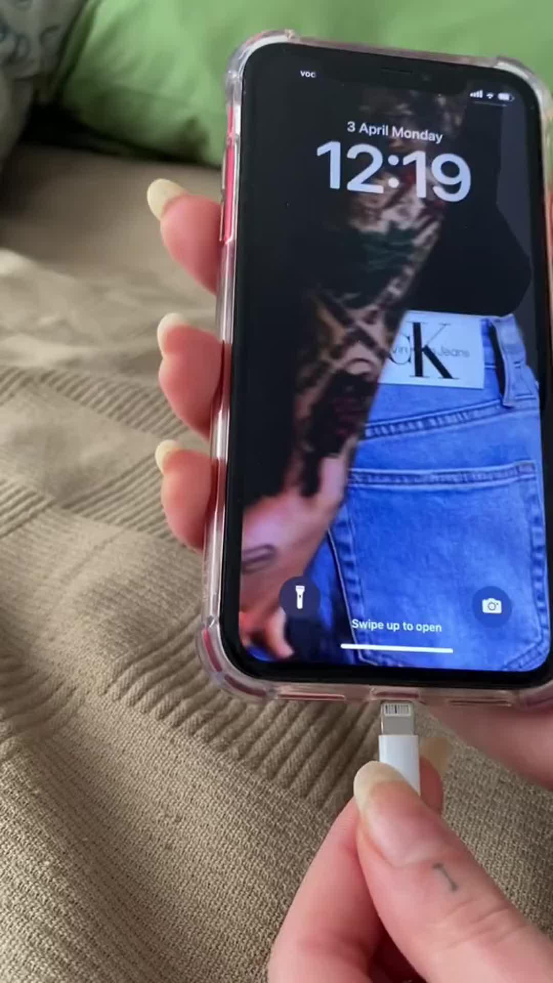 Are you ready to change your boring charging screen?