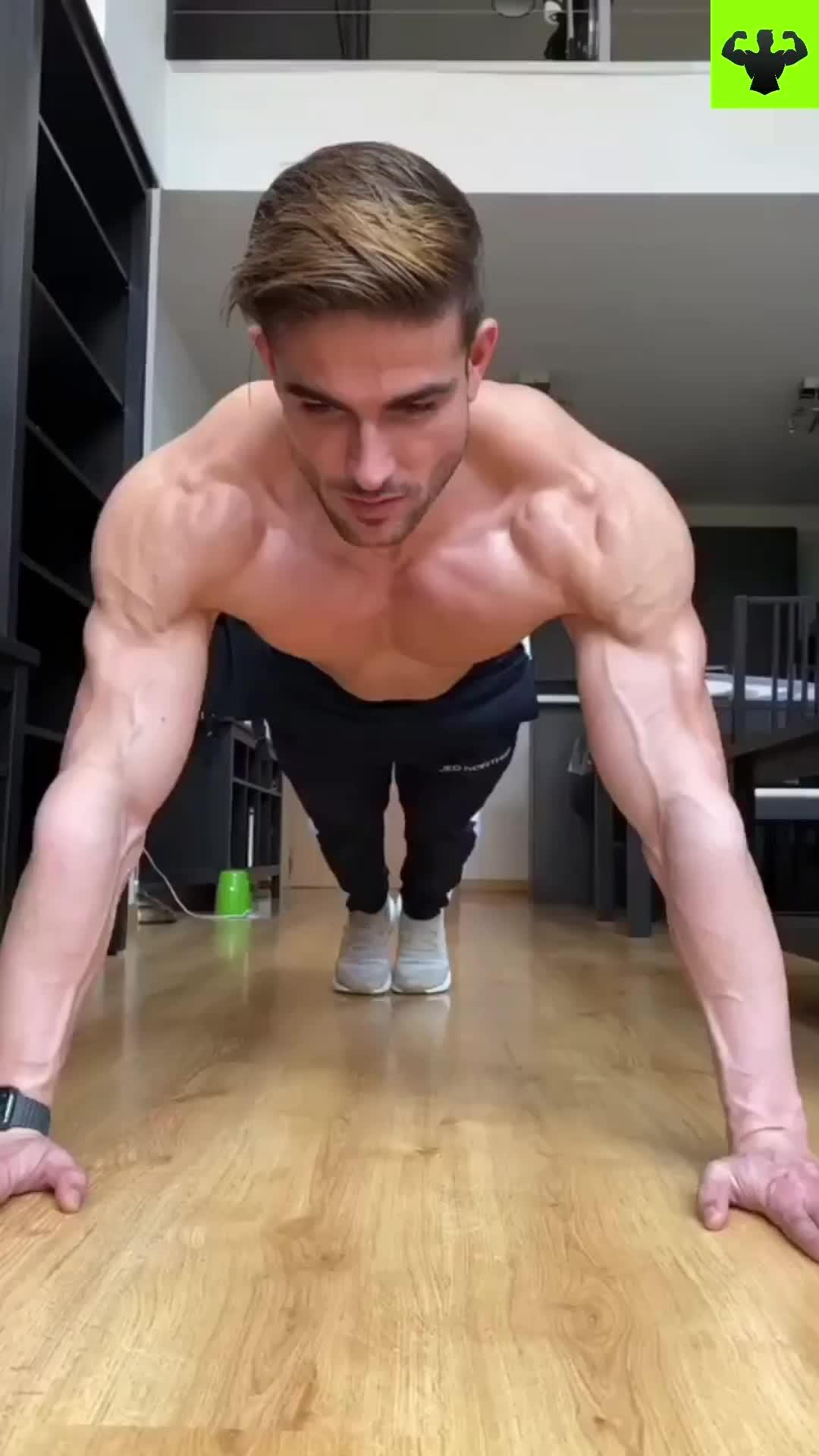 Easy Muscle is a workout application designed for fitness enthusiasts.