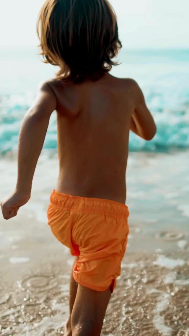 Send a time capsule message, memory or piece of advice to someone you love. Download now. It's free!