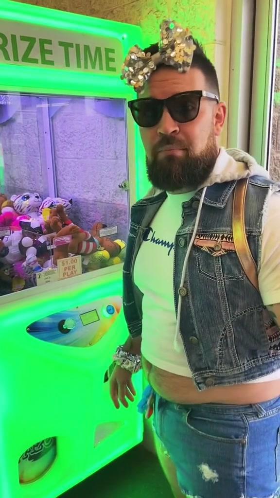 Why waste your time at the aracde when you can win on #Clawee like @theawesomelawsons #foryou #clawmachinewins #clawmachines