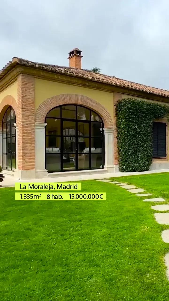 Vivienda única y muy especial por su arquitectura y por el particular encanto de sus jardines. id: 104318812 #idealista #LaMoraleja #housetour #luxuryhomes #jardin #poolsoftiktok 
