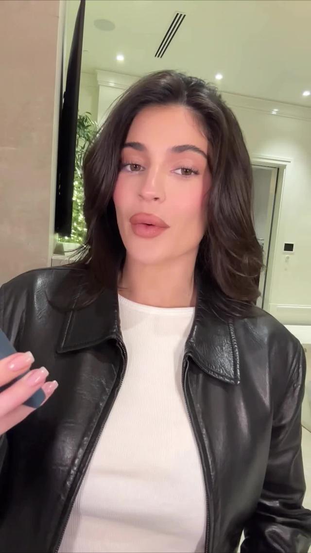 Kylie takes over Travel Town!