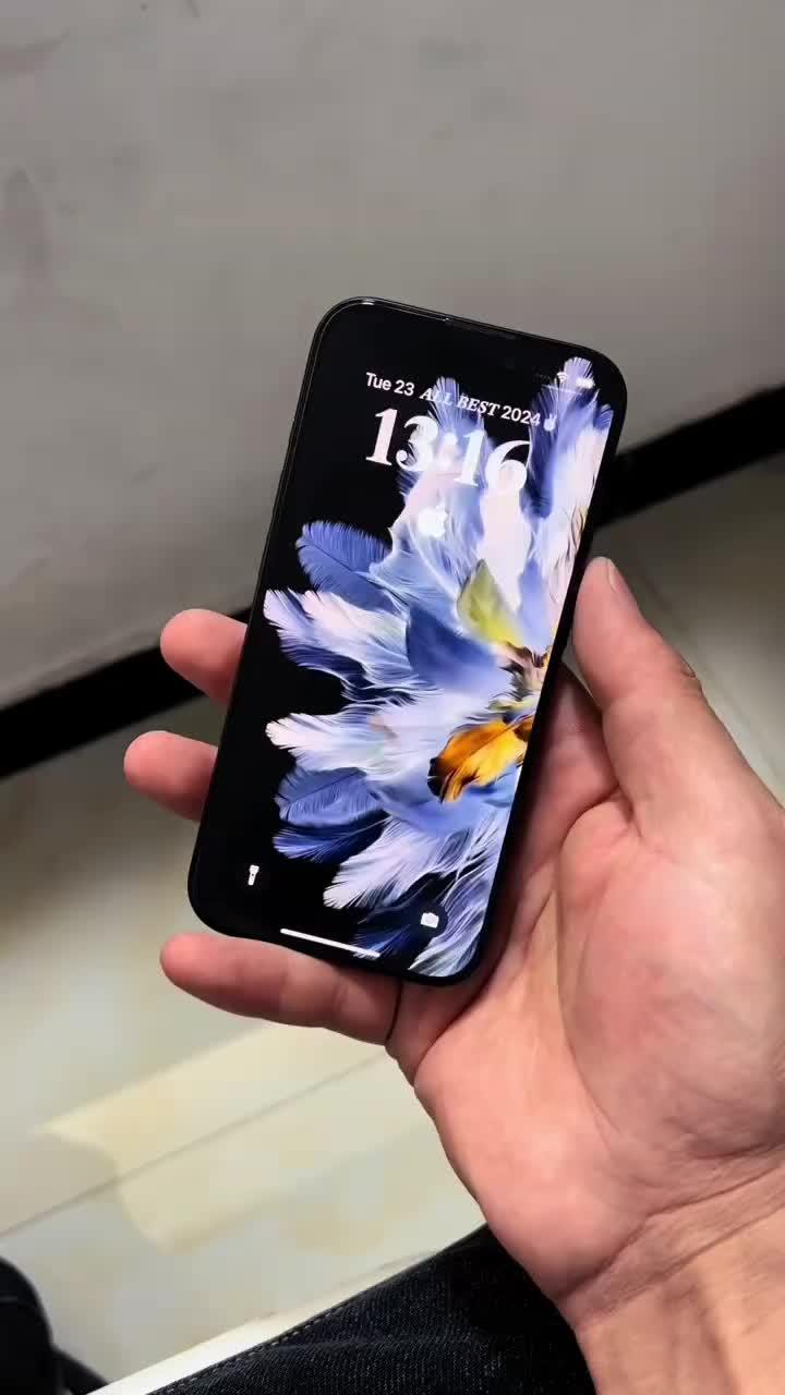 Set exclusive beautiful wallpapers for your mobile phone