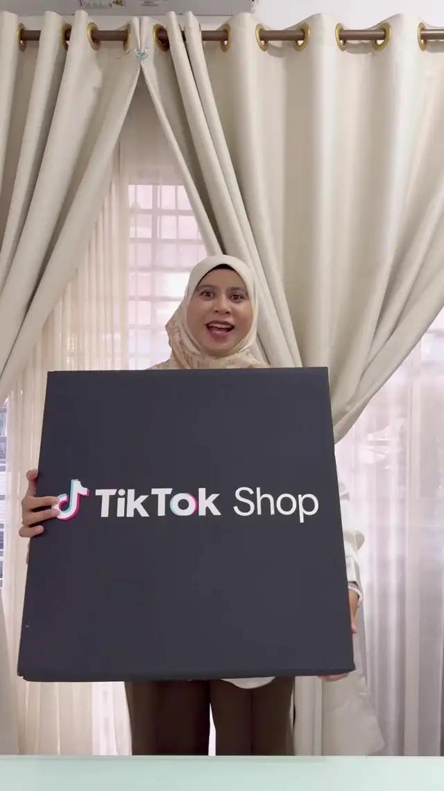 Omg tak sabarnya nak shopping di @tiktokshop_my 🇲🇾 TikTok Shop sempena TikTok Shop Grand Deals yang akan berlangsung pada 5-9 September ni! Ada banyak sangat tawaran menarik seperti ; ✅ Unlimited Free Shipping ✅ 50% off Hot Prices ✅ Join Hashtag #TikTokShop99GrandDeals Challenge & menang phone!! Jangan lupa untuk search “99GrandSales” untuk cari maklumat lanjut 🥰🥰 #TikTokShop99GrandDeals #bebelancikmin 