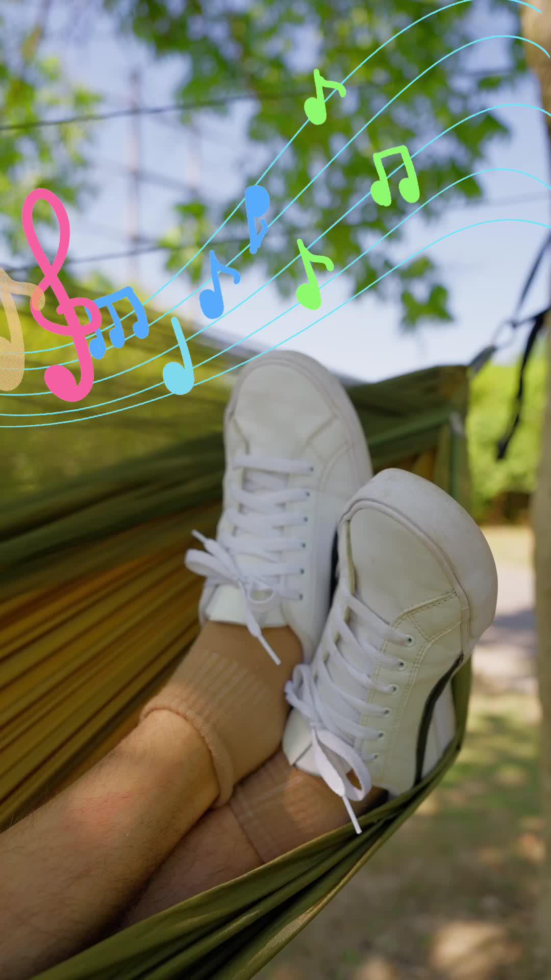 🌟 ¡Presentamos la hamaca de camping que les va a robar el aliento! 🏕️⛰️ Súper compacta al guardarla, y una fortaleza de comodidad al usarla. Ahora pueden descansar entre la brisa y bajo el cielo, después de un gran día de exploración🍃 ¡Vive la naturaleza desde las alturas y olvídate del suelo frío y duro! #VidaHamacas #CampingNivelPro #RelajaciónElevada #AireLibre #InstaAventura #ComprasOutdoor #Aventúrate #parati