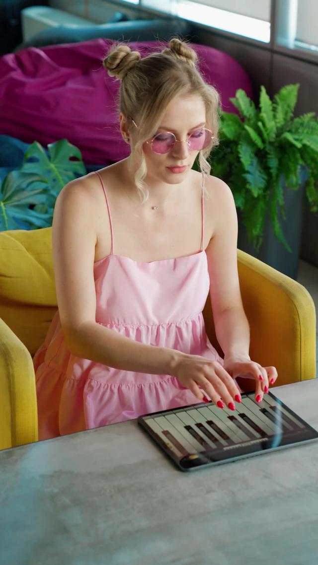 Learn to Play Songs & Game. Enjoy cool free piano games!