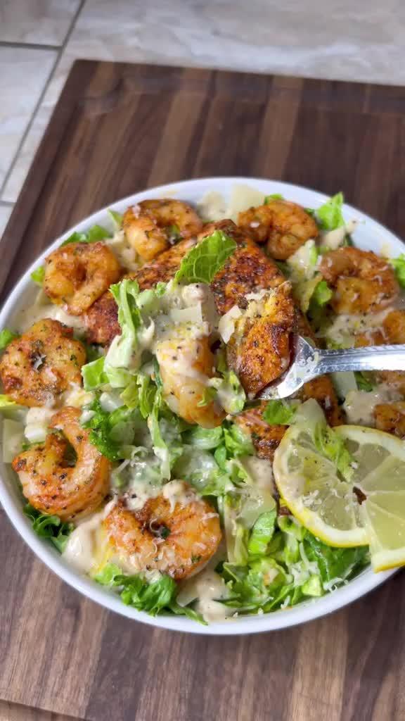 Delicious Shrimp and salmon lemon pepper Caesar Salad #appediet #bigback #bigfat #food#foodies #reels #mealsbydesha #goodeats #tasty #toptags #instagood #reelsofinstagram #dinnerideas #easyrecipe #recipes #appdietapp #caloriecounter